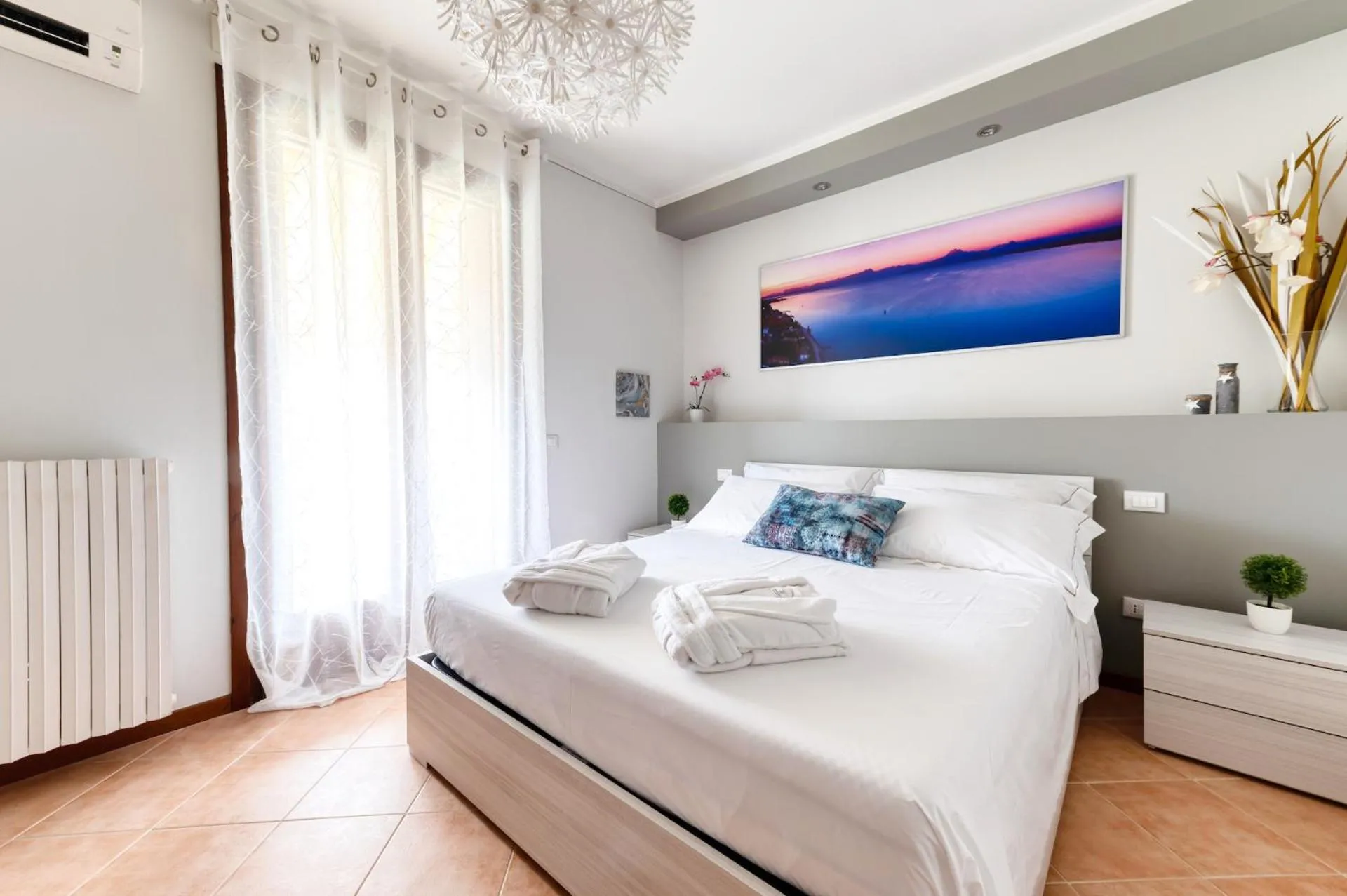Photo of the whole room, Bed in Wolf House - Sirmione Holiday
