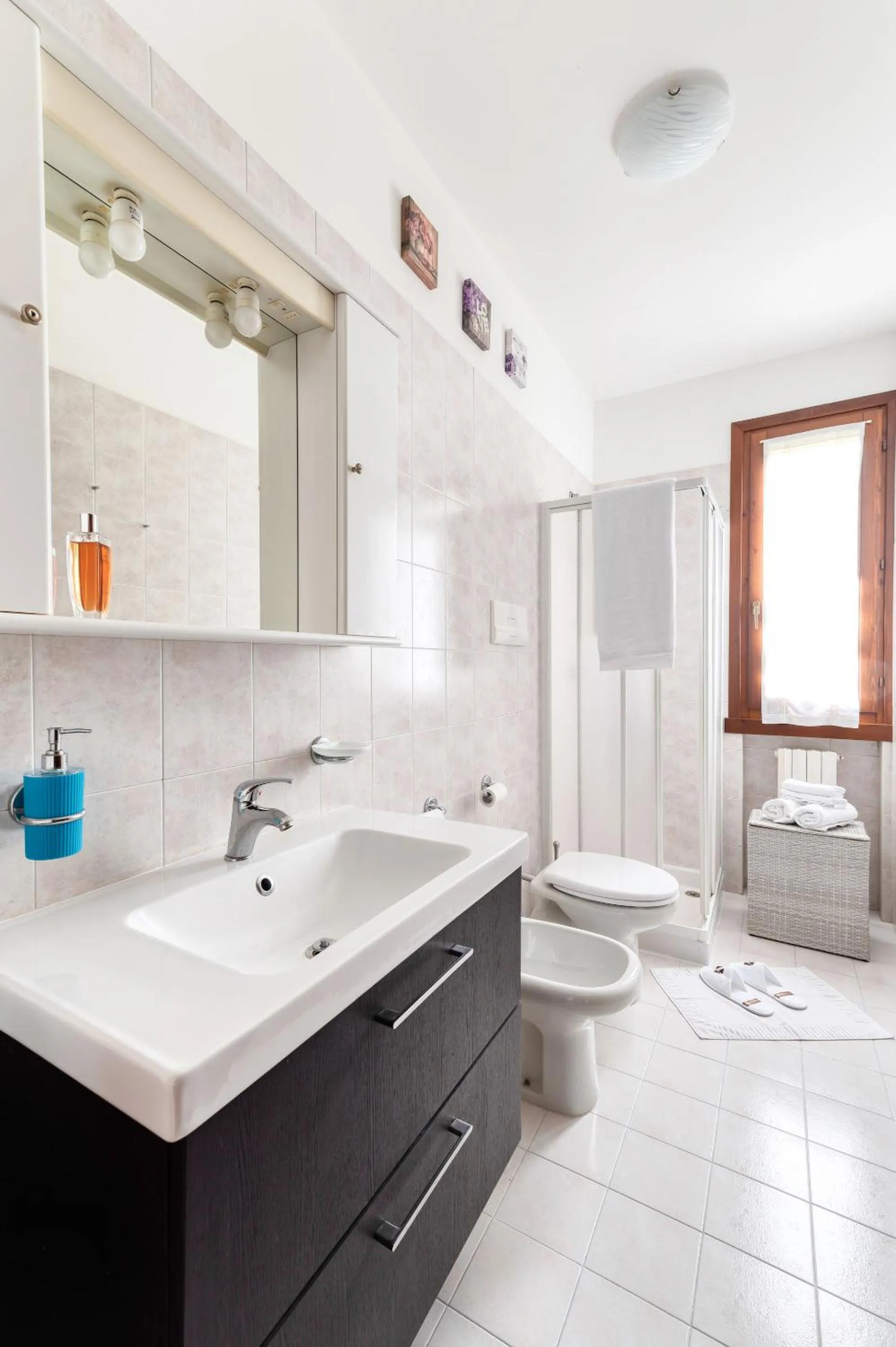 Shower in Wolf House - Sirmione Holiday