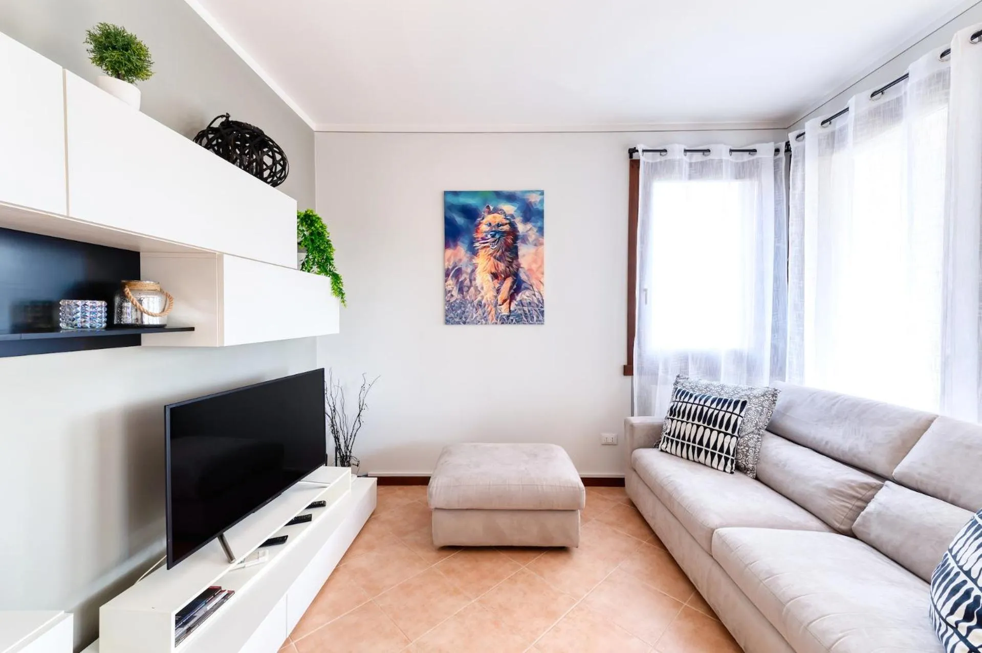 Communal lounge/ TV room in Wolf House - Sirmione Holiday