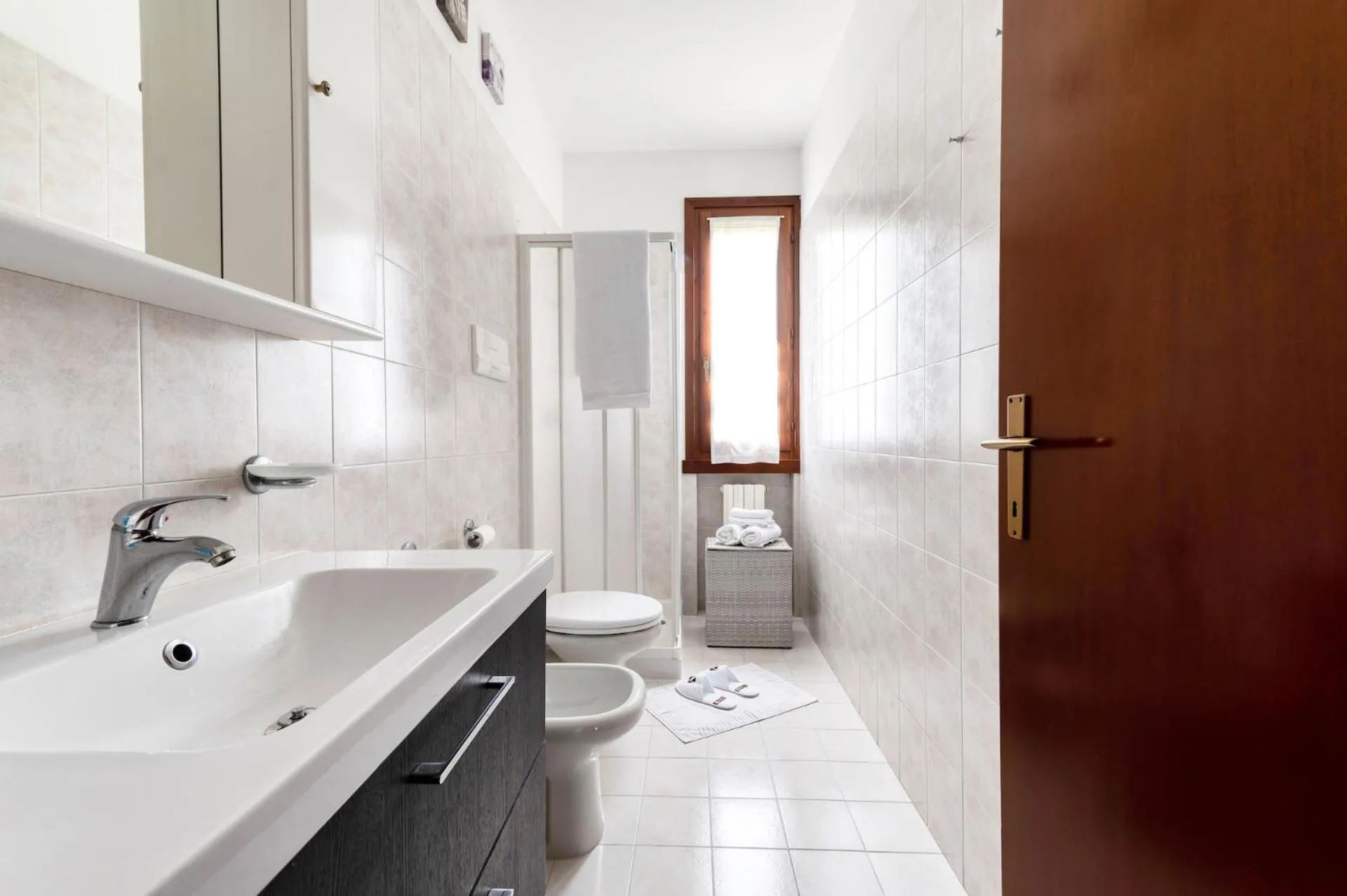 Shower in Wolf House - Sirmione Holiday