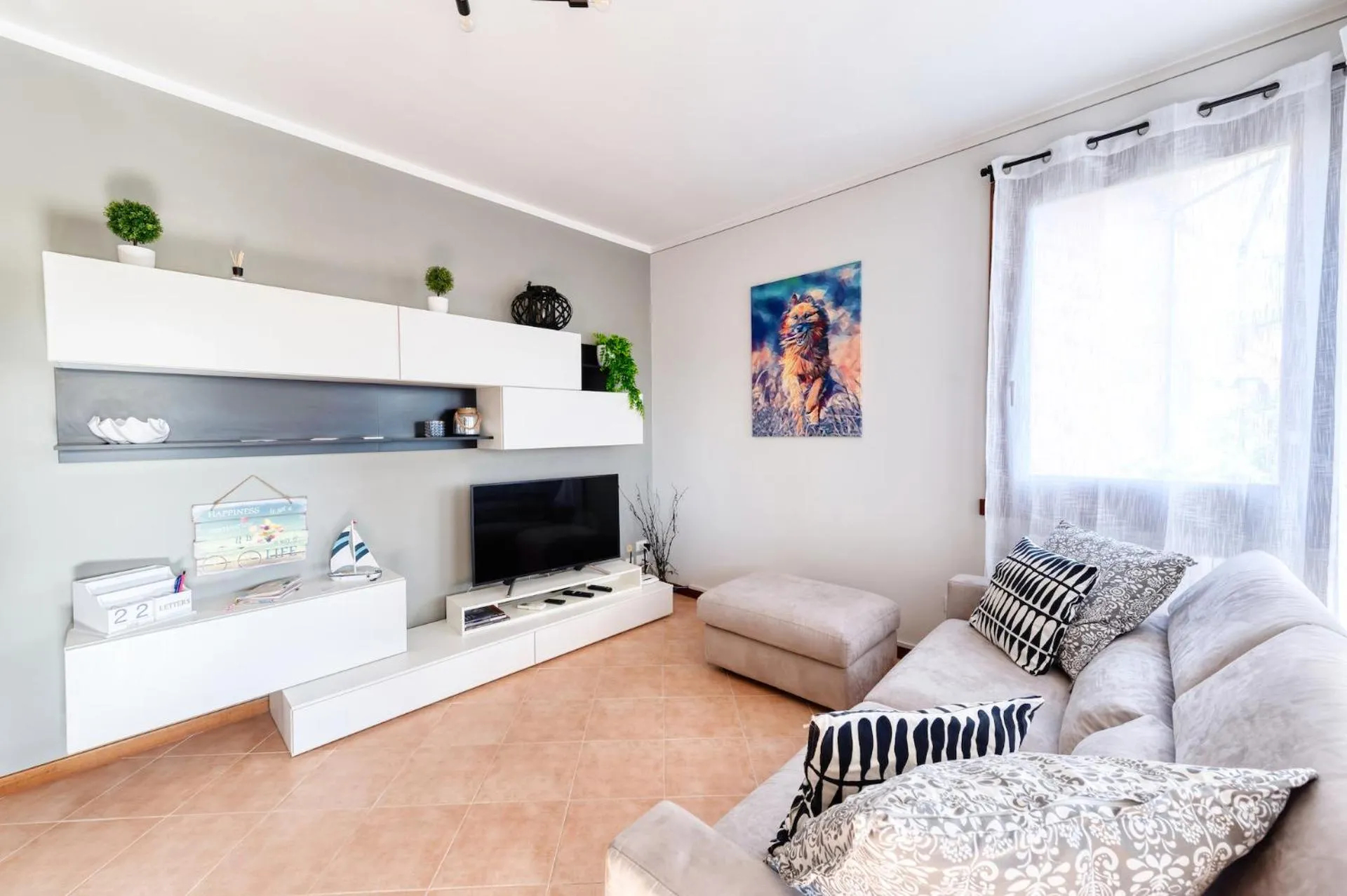 Communal lounge/ TV room in Wolf House - Sirmione Holiday