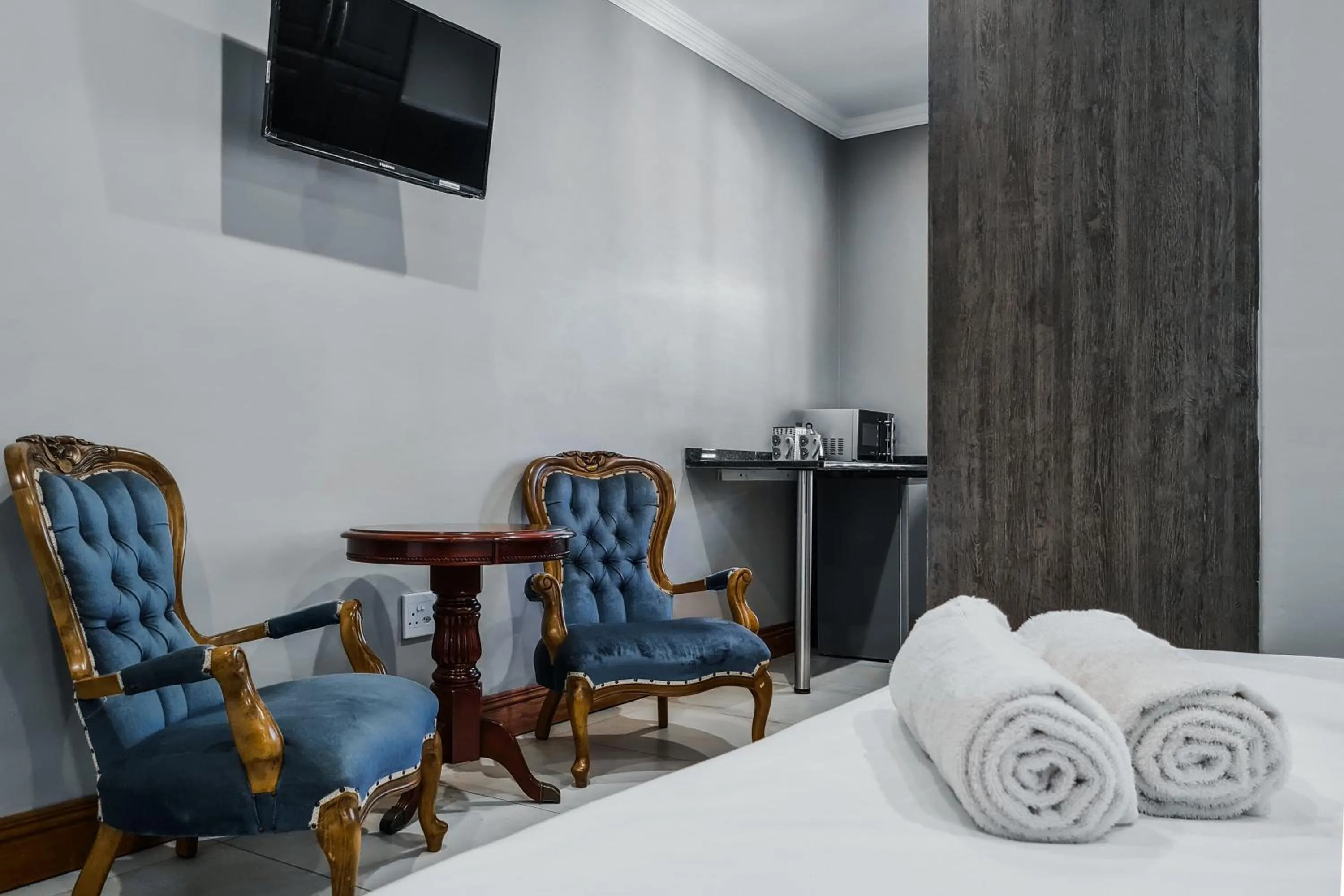 Seating area, Bed in Pinehaven Bed and Breakfast