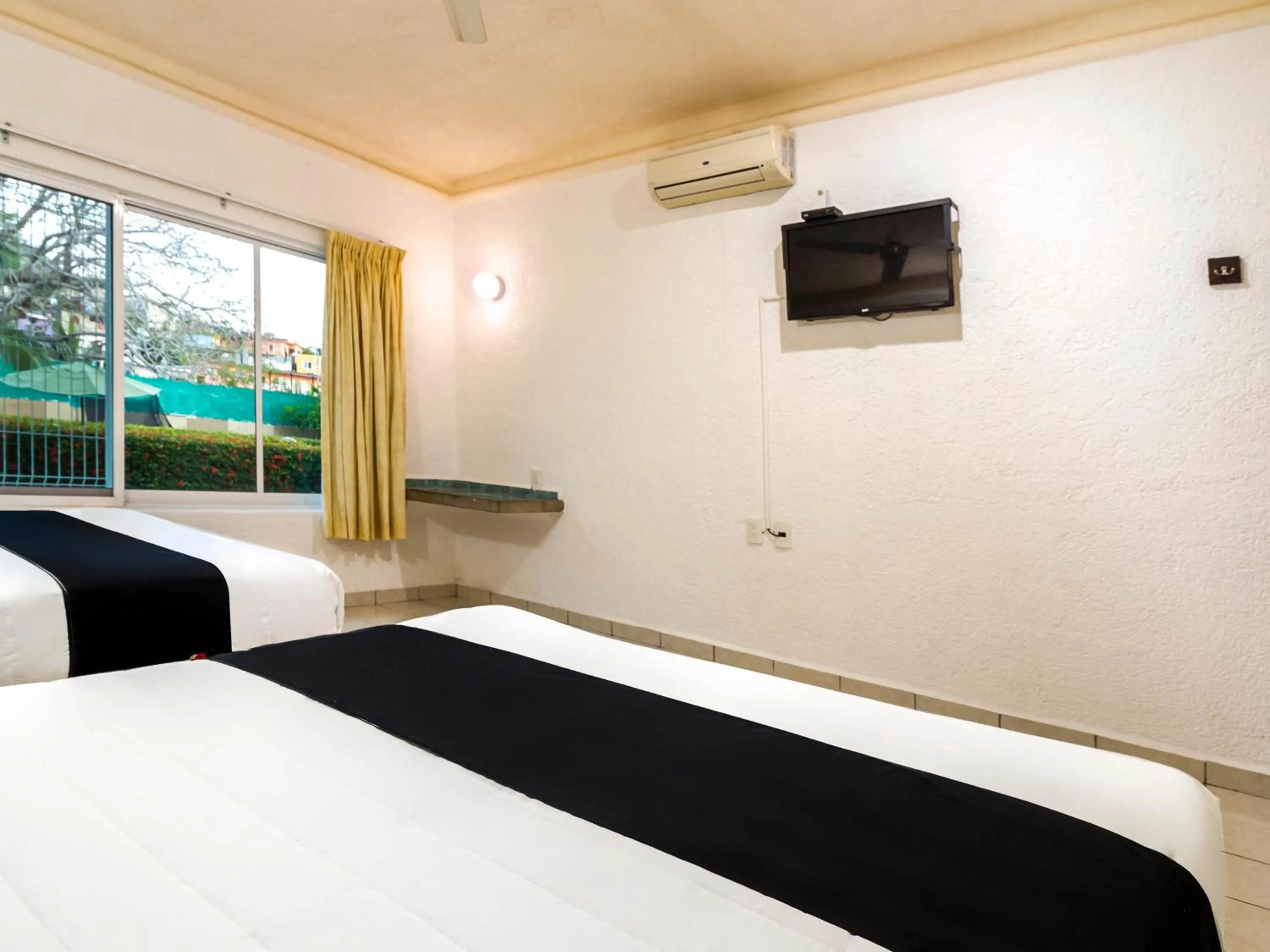 Bedroom, Bed in Hotel Parotas Manzanillo