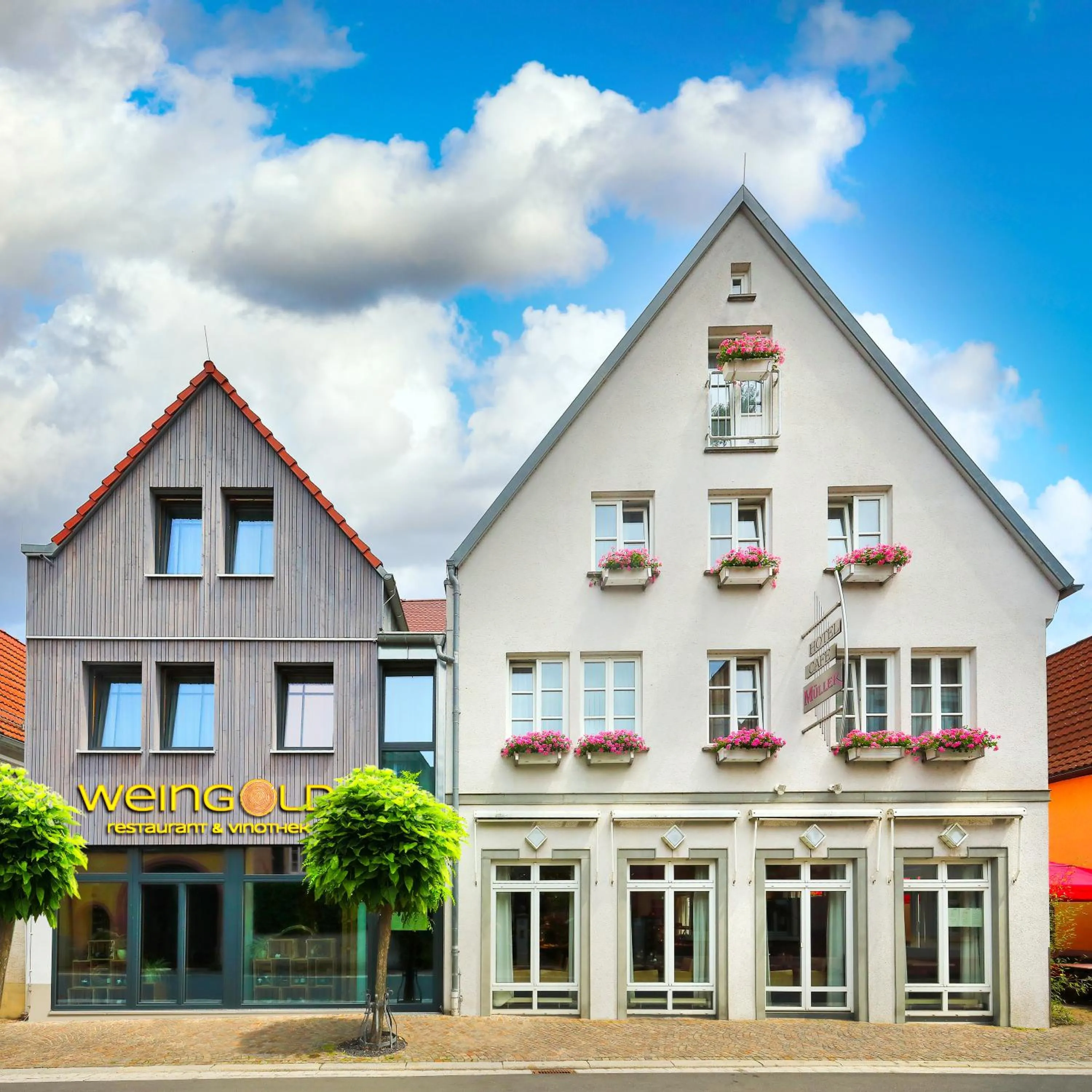Property building in Hotel Müller Café & Wein - Mondholzhotel