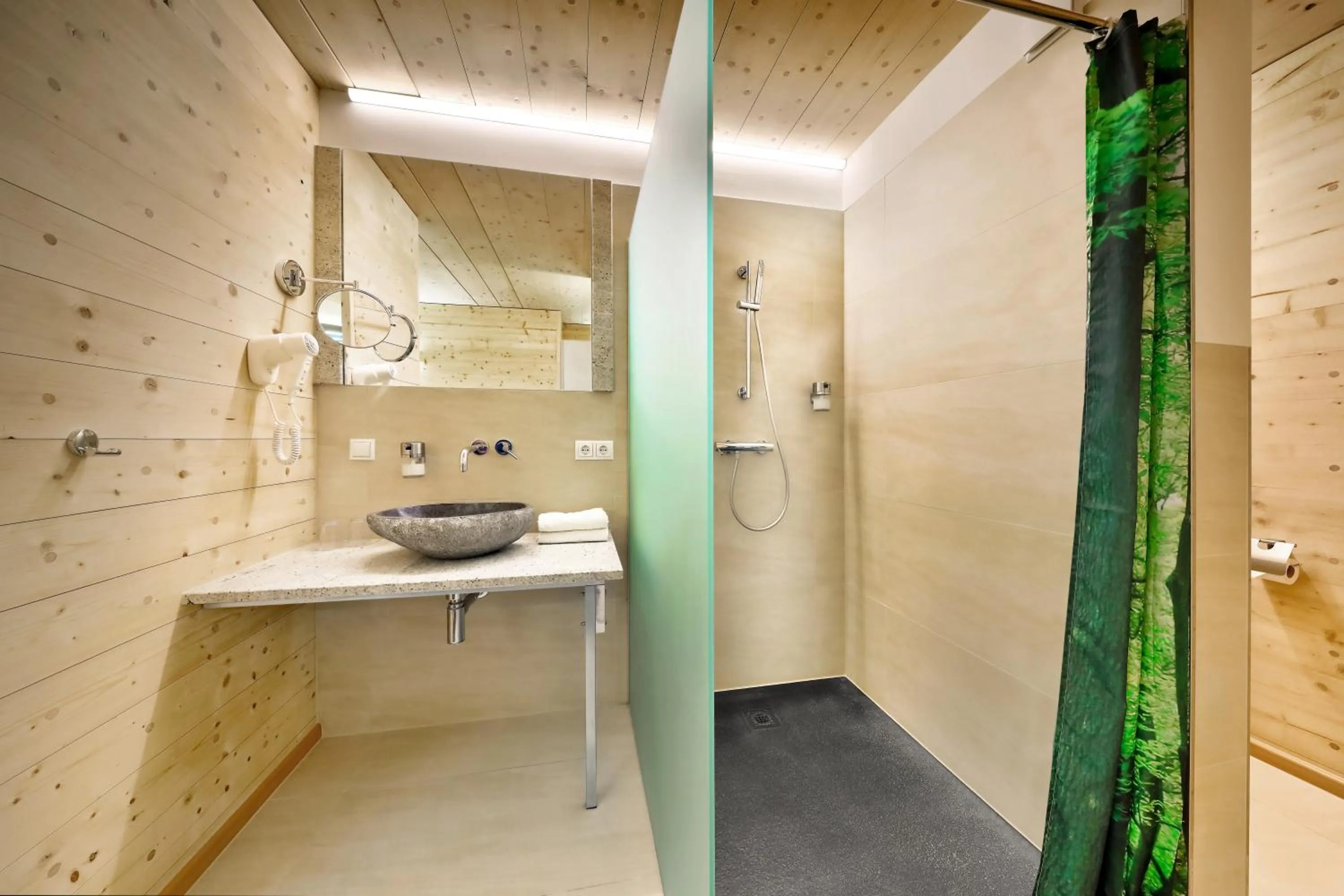 Shower in Hotel Müller Café & Wein - Mondholzhotel