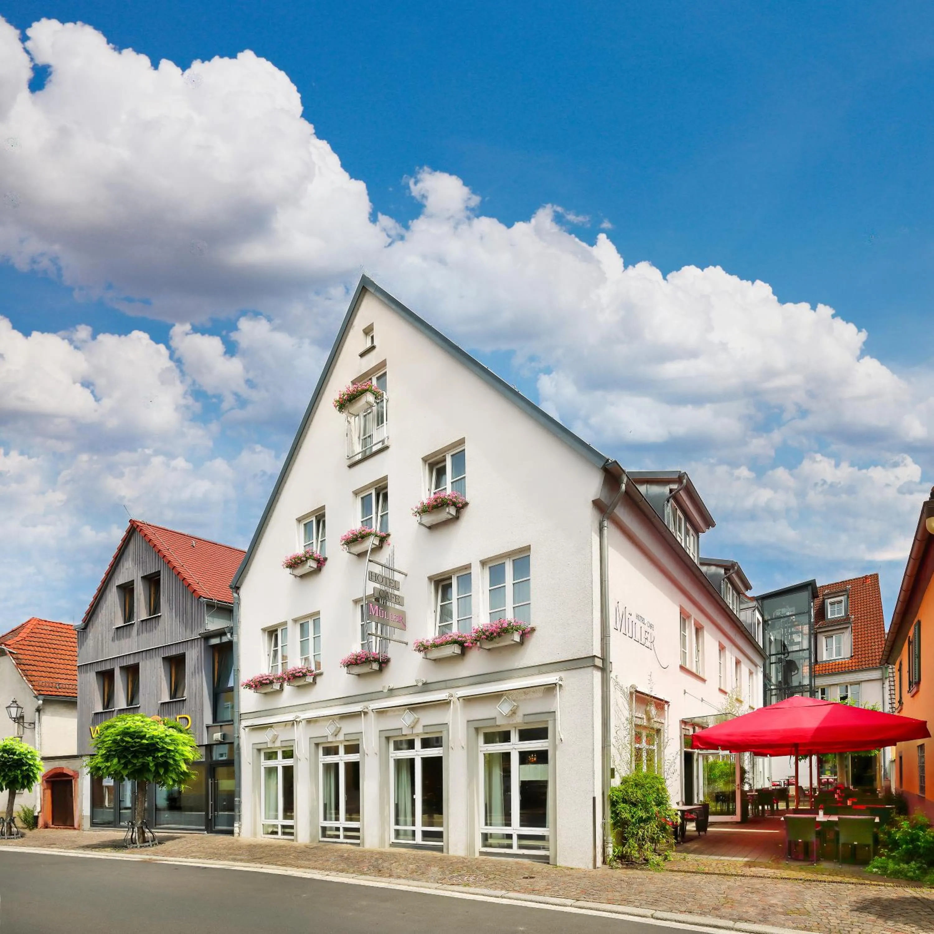 Property building in Hotel Müller Café & Wein - Mondholzhotel