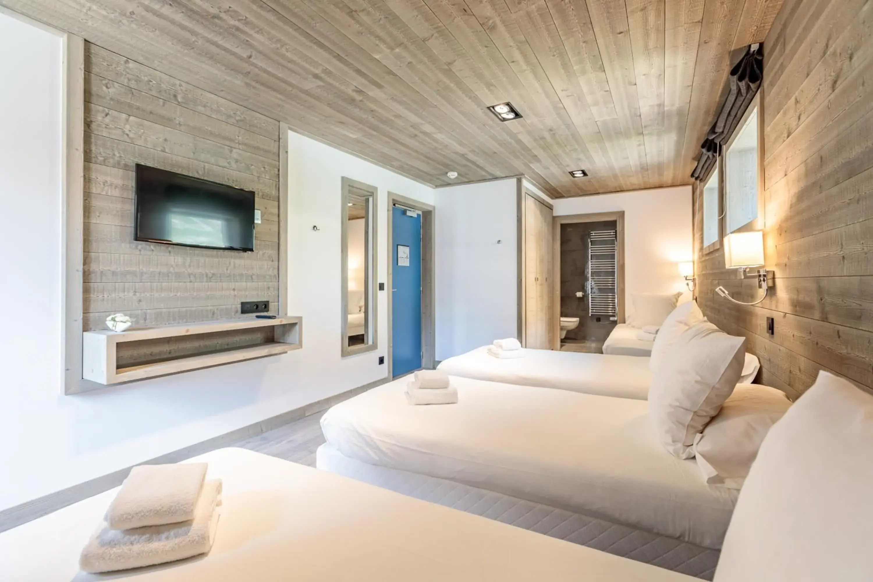 Quadruple Room in Victoria Lodge, Friendly Hotel Quadruple Room in Victoria Lodge, Friendly Hotel