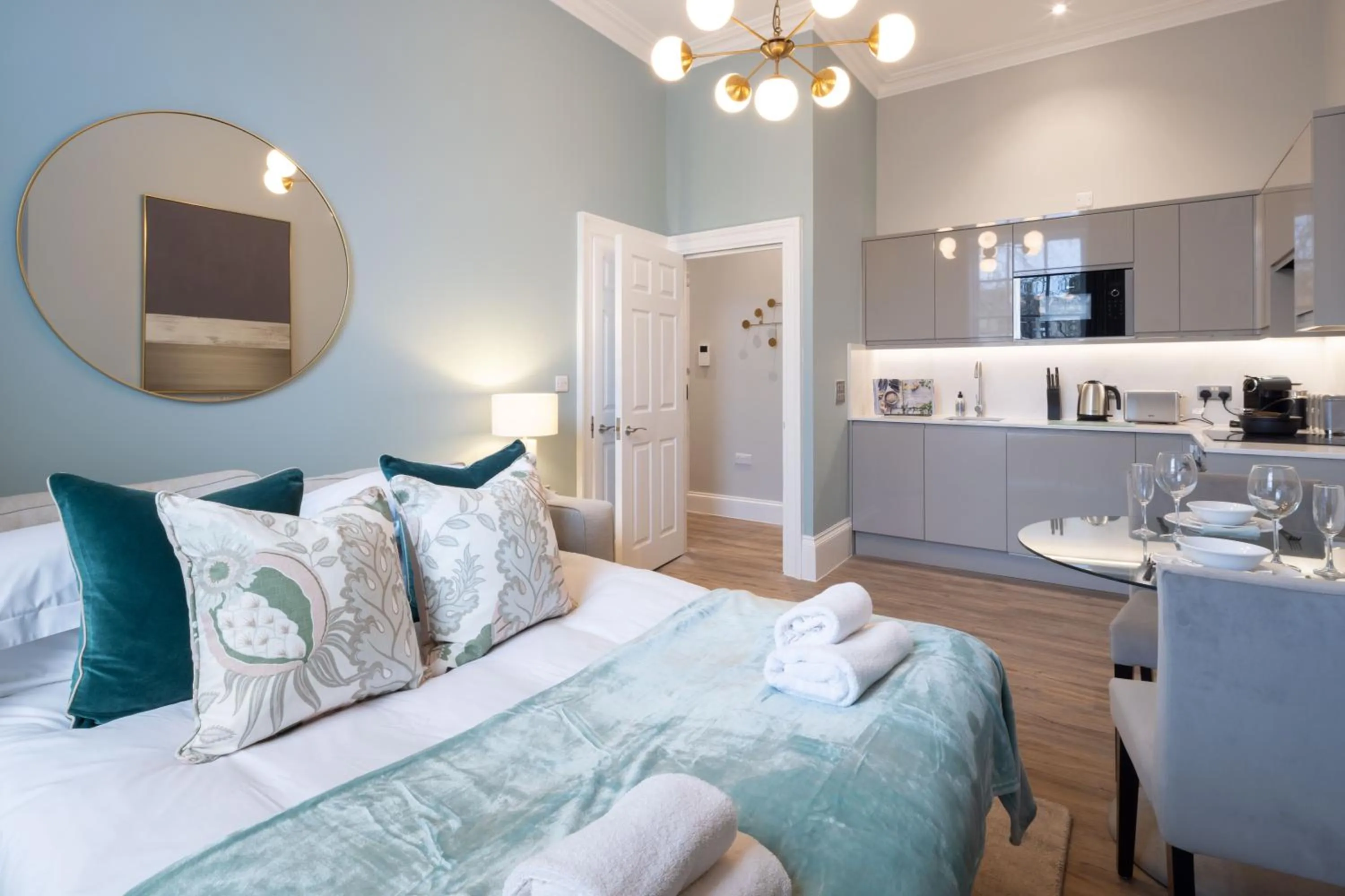 Coffee/tea facilities, Bed in Redmayne House - Urban Apartments