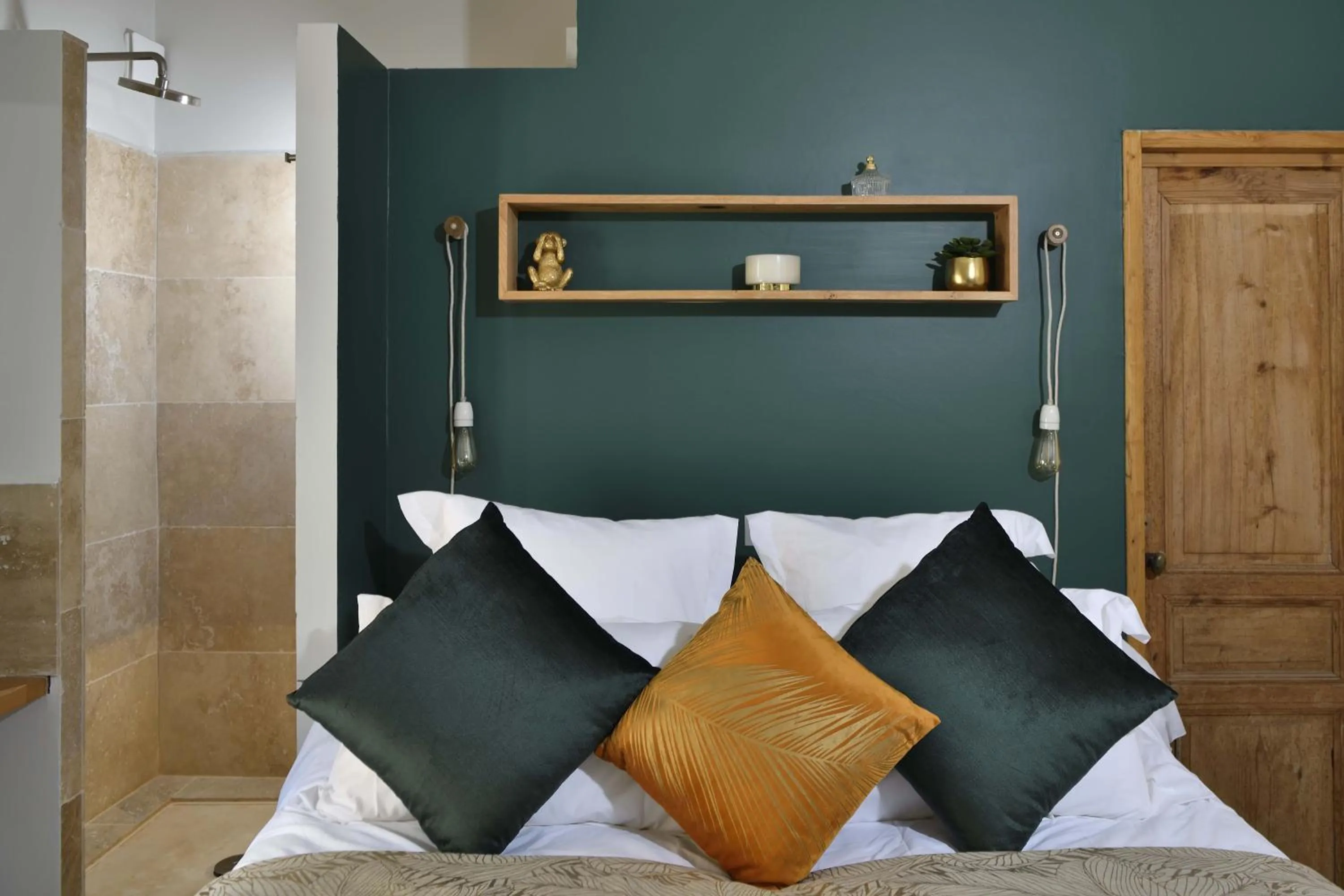 Photo of the whole room, Bed in La Maison de Lourmarin