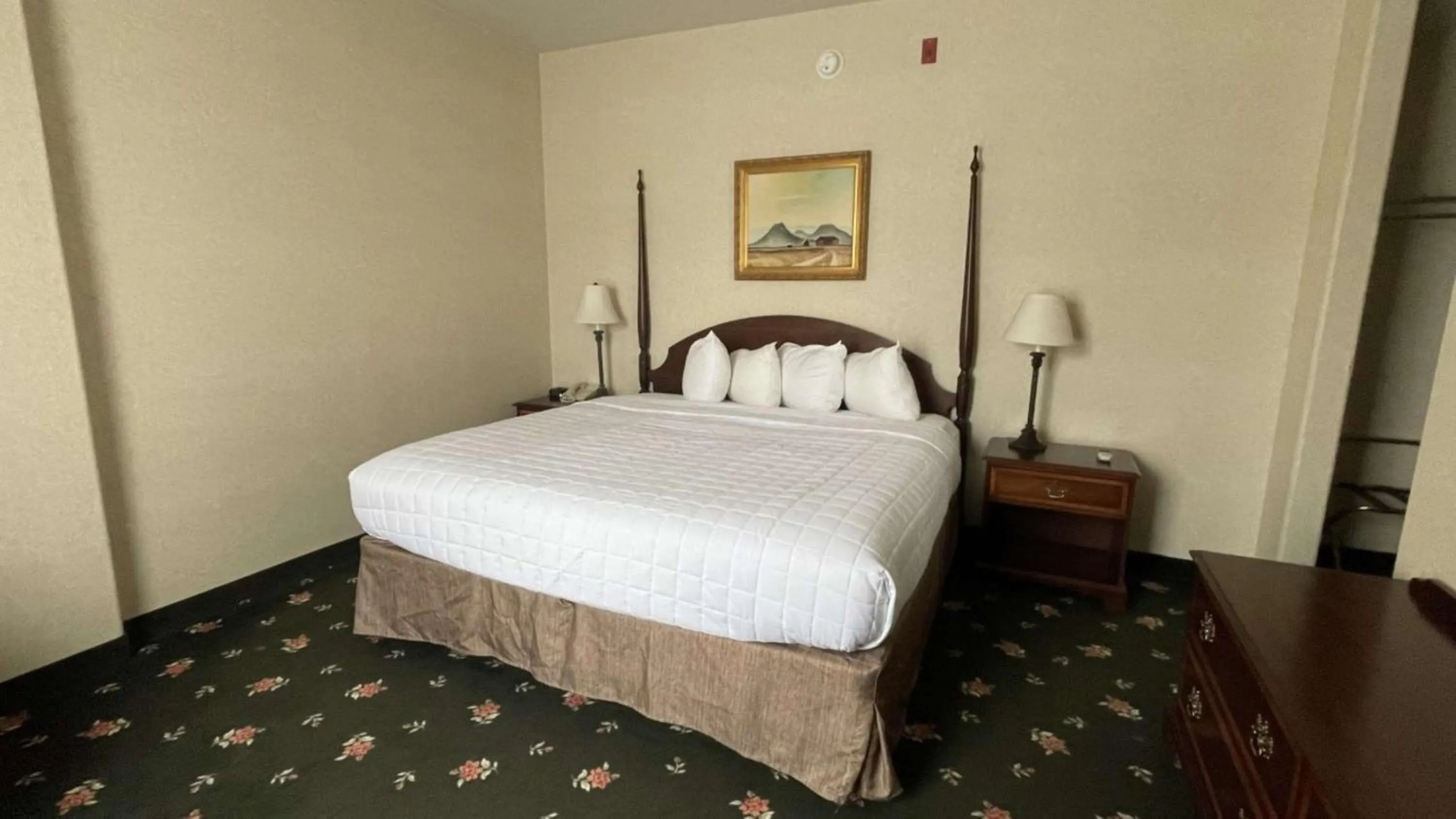 Bedroom, Bed in SureStay Hotel by Best Western Eureka