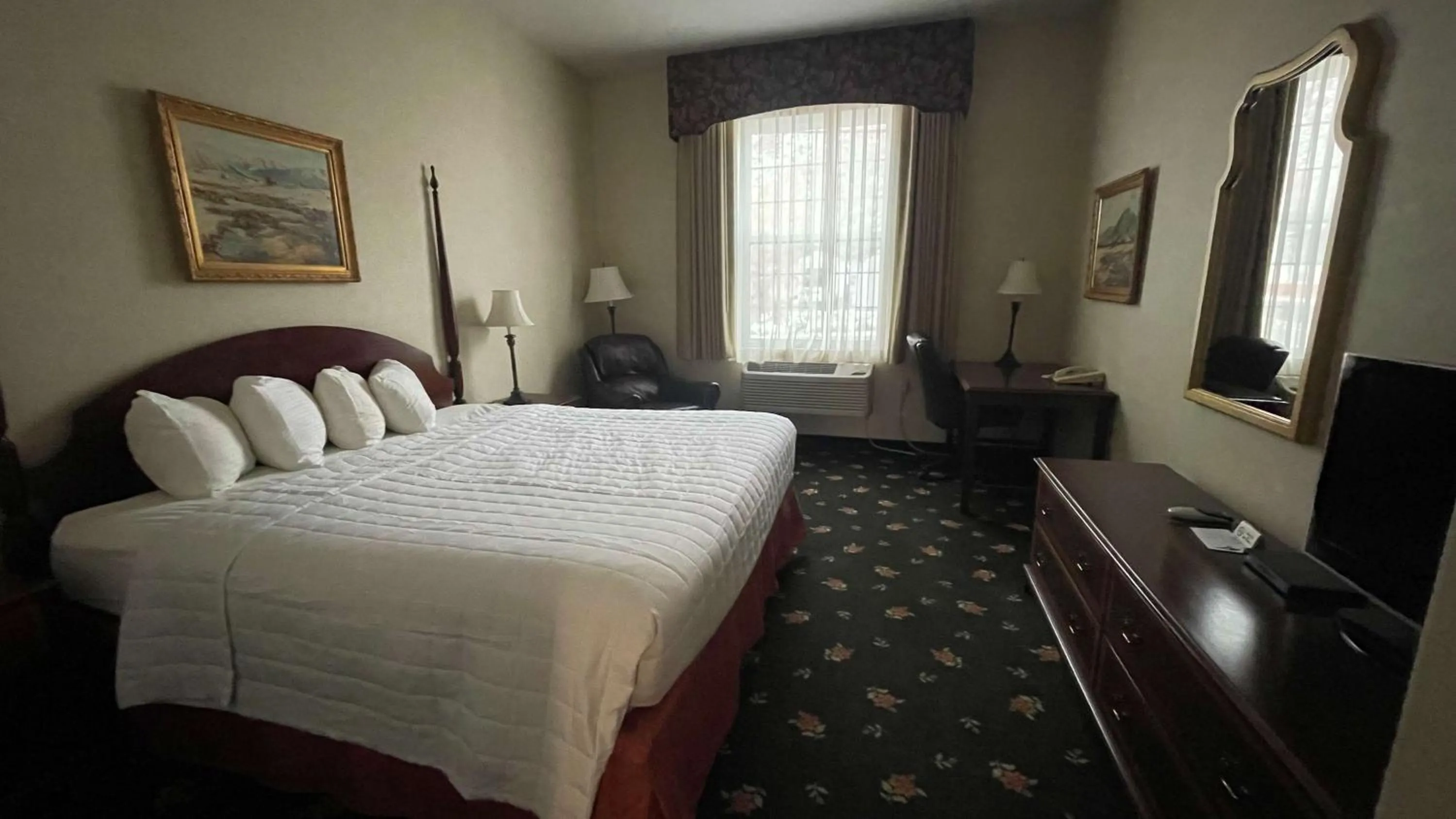 Bedroom, Bed in SureStay Hotel by Best Western Eureka