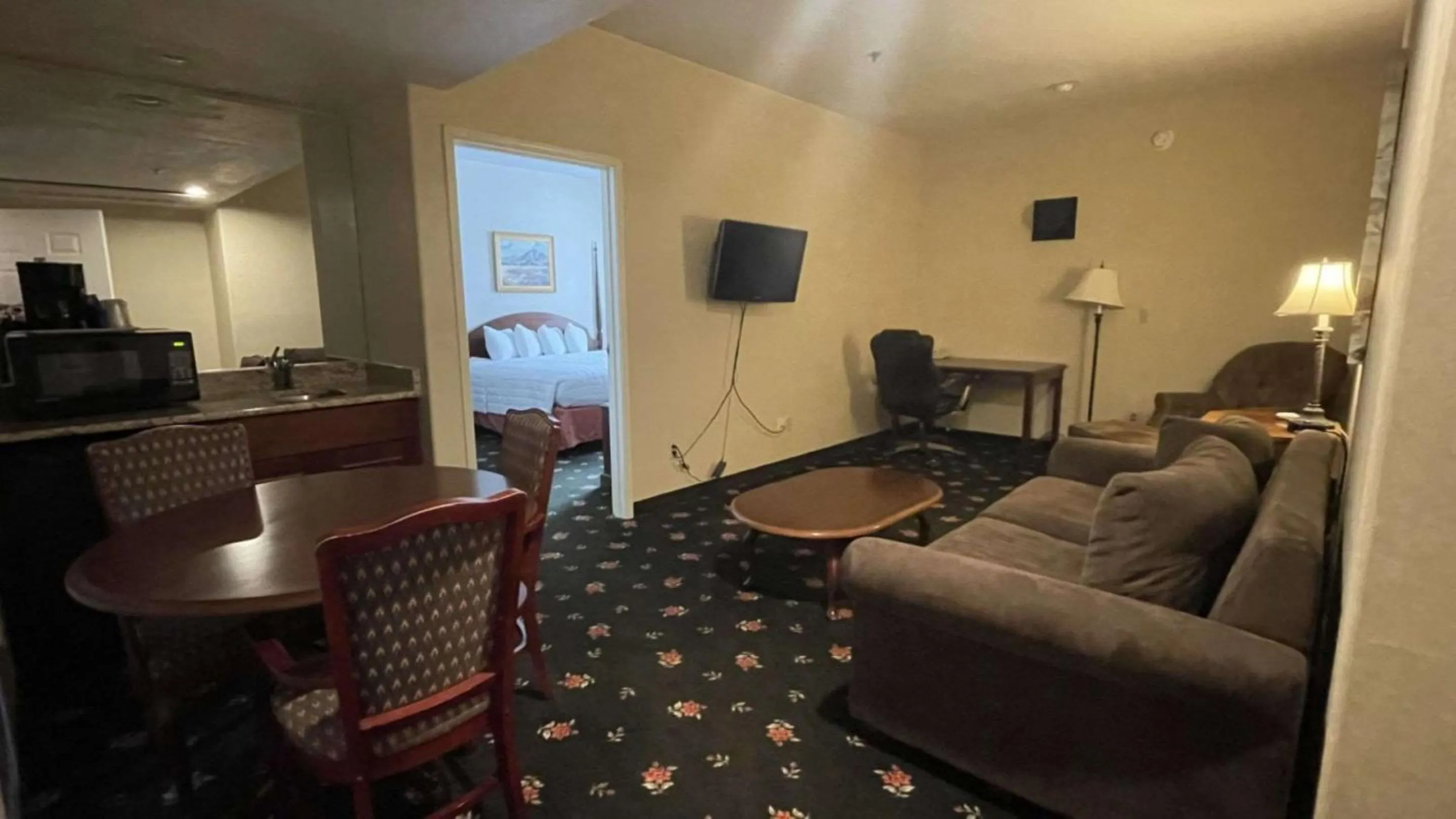 Bedroom in SureStay Hotel by Best Western Eureka