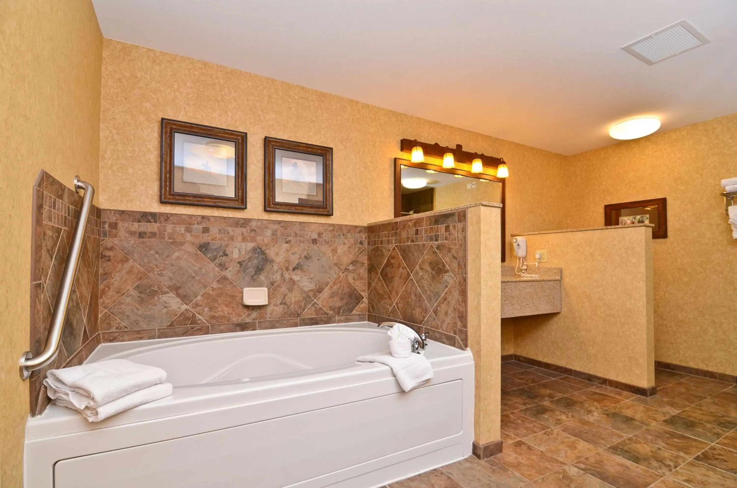 Bathroom, Bed in Best Western Plus Kelly Inn and Suites