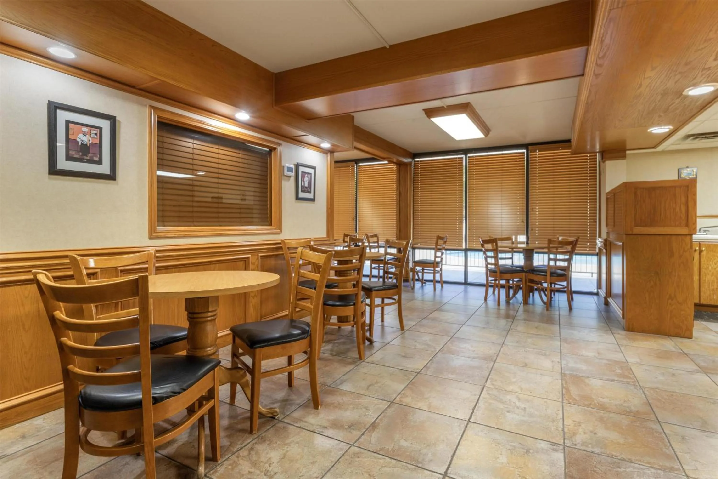 Restaurant/places to eat in SureStay Plus Hotel by Best Western Poteau