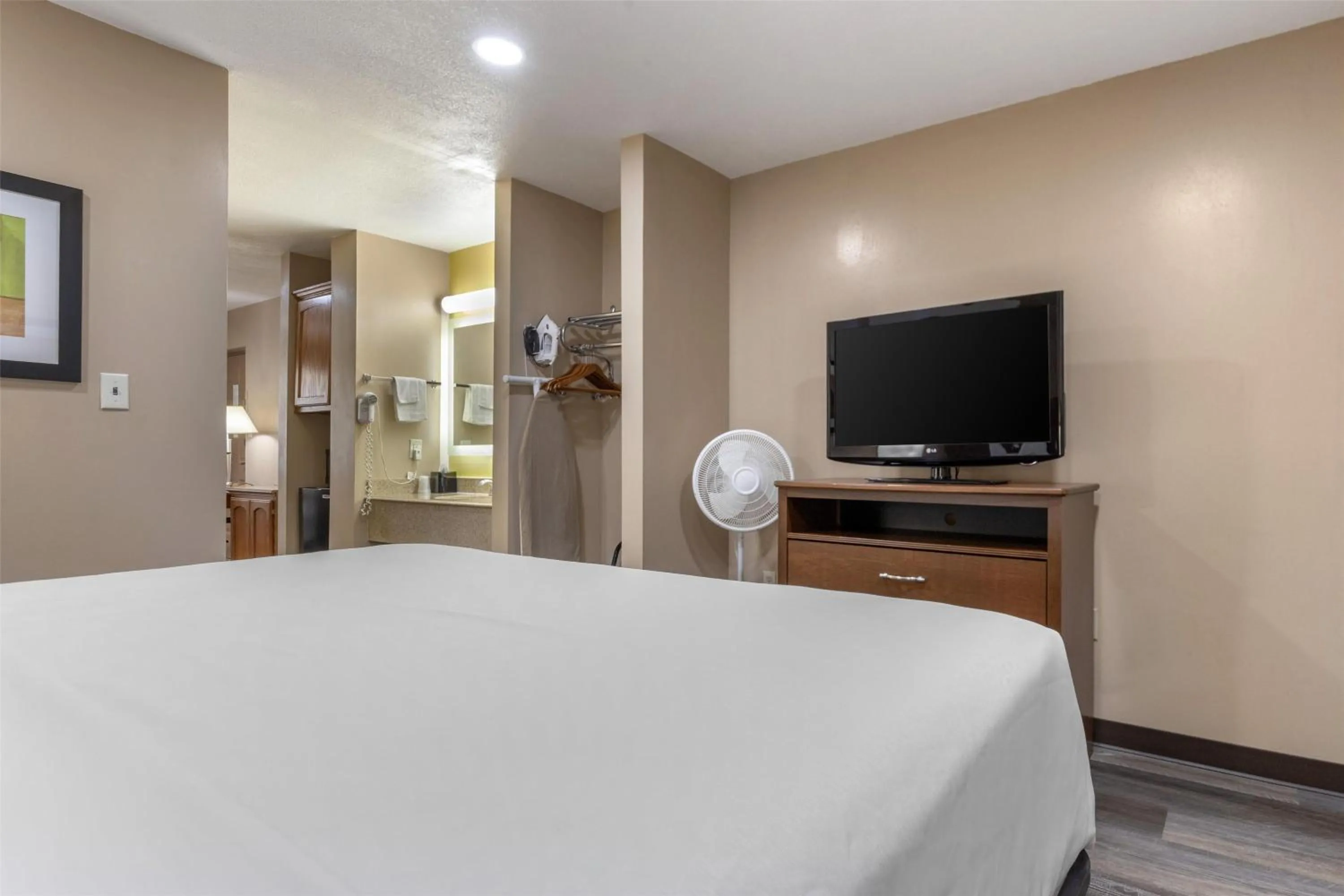 Bedroom, Bed in SureStay Plus Hotel by Best Western Poteau