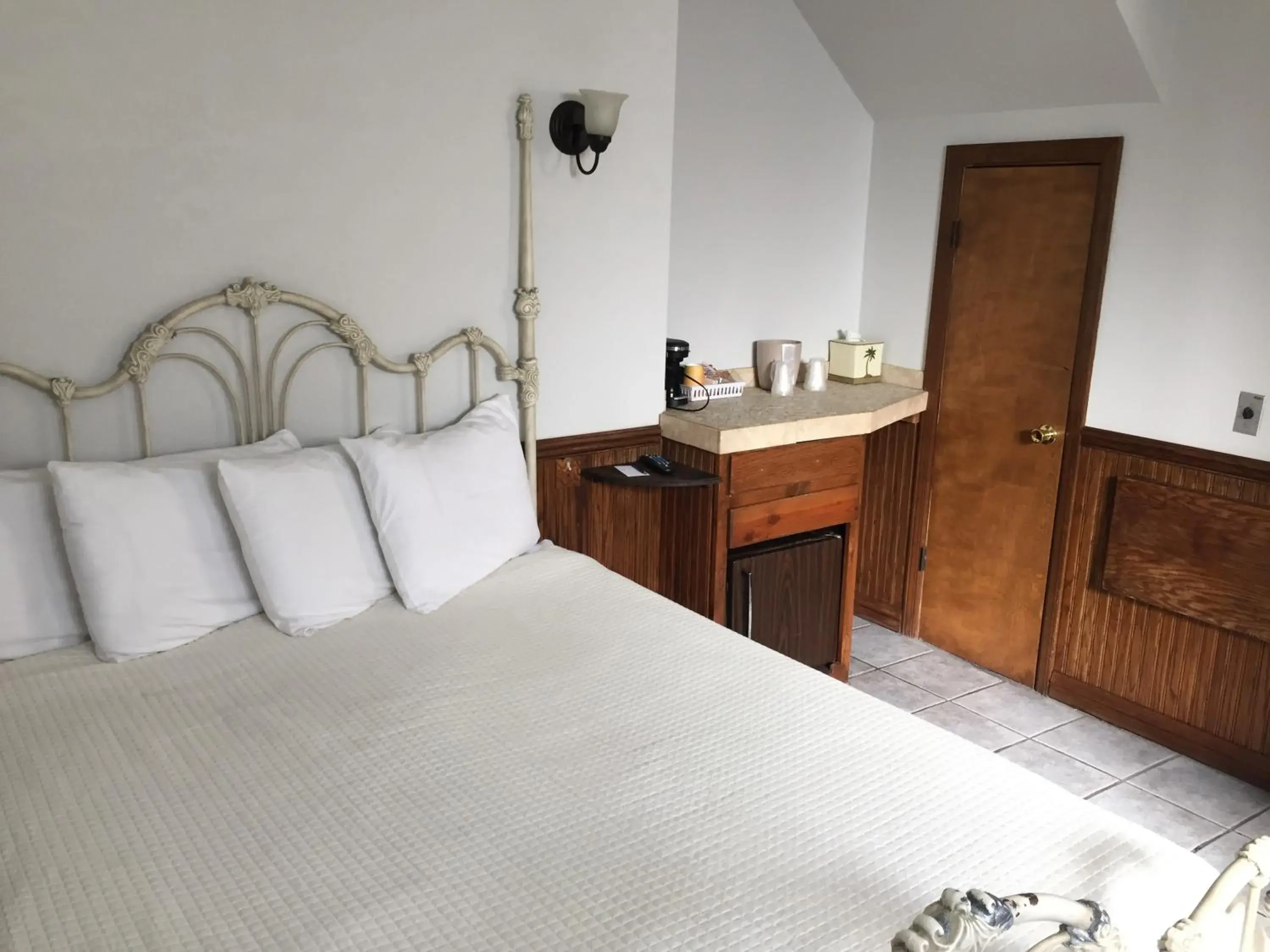 Bedroom, Bed in Catalina Island Seacrest Inn Bedroom, Bed in Catalina Island Seacrest Inn