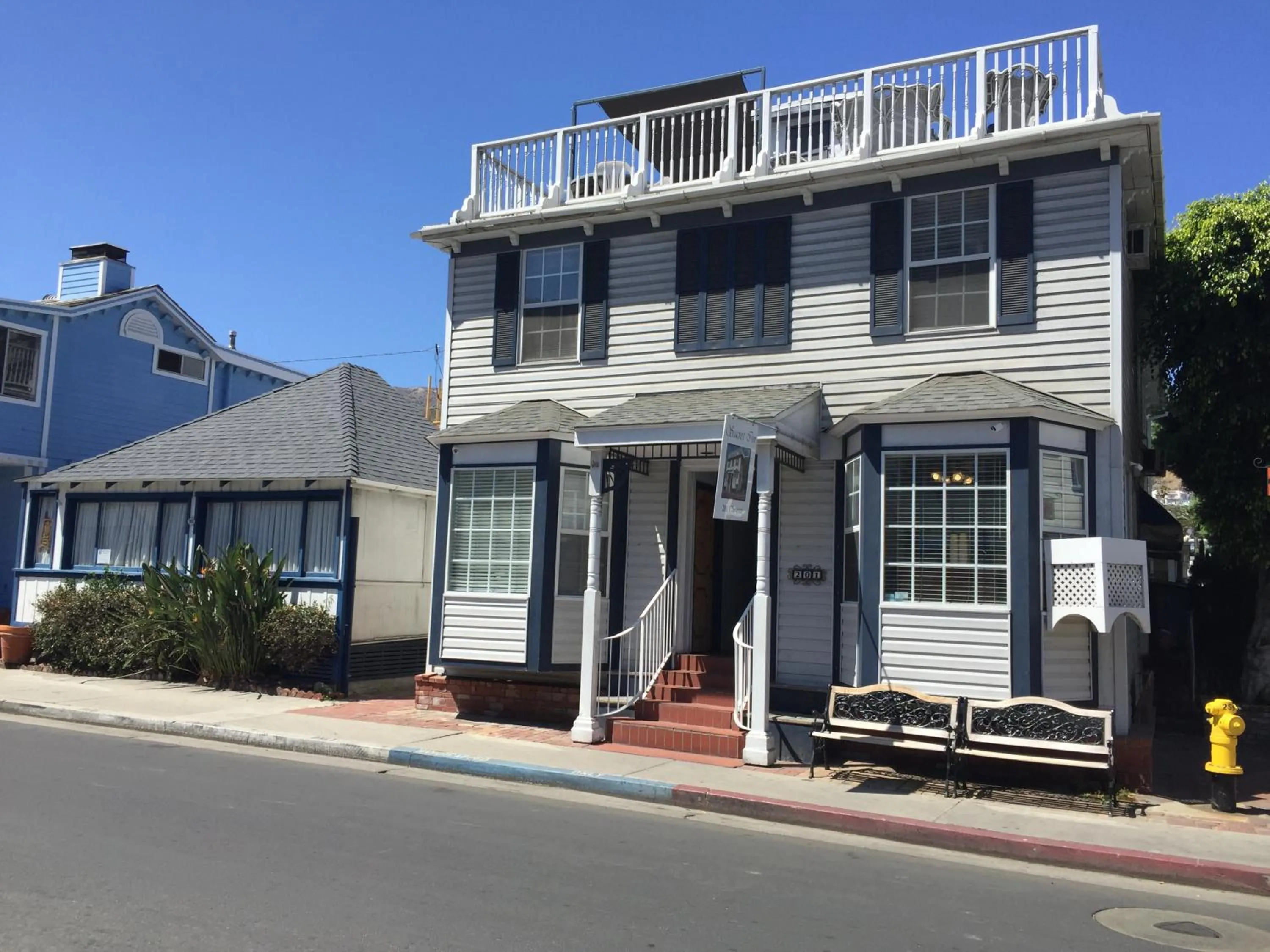 Facade/entrance in Catalina Island Seacrest Inn