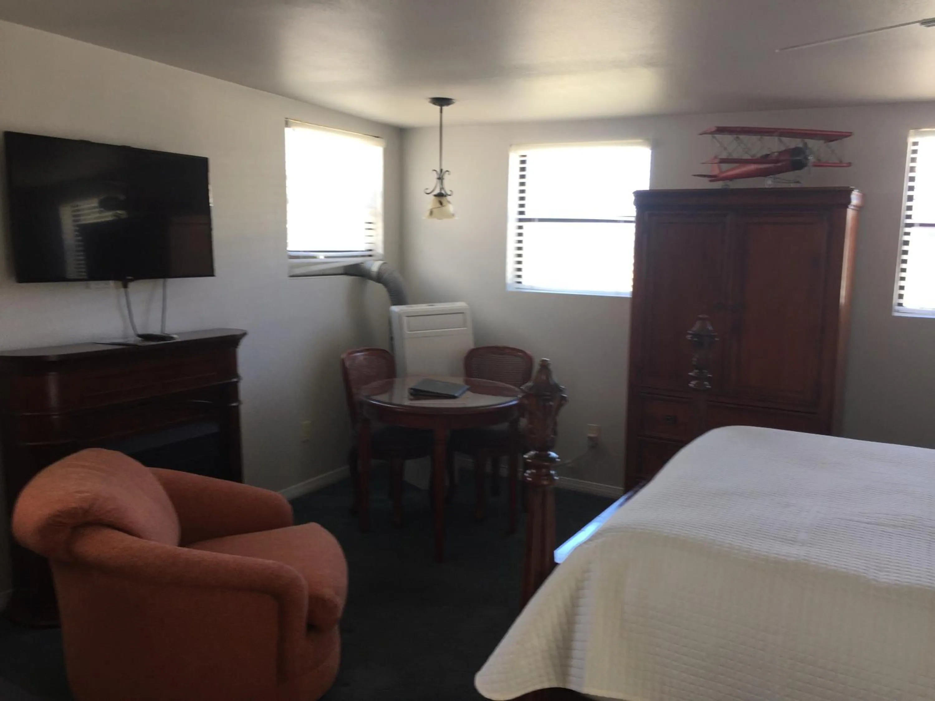 Seating area, Bed in Catalina Island Seacrest Inn
