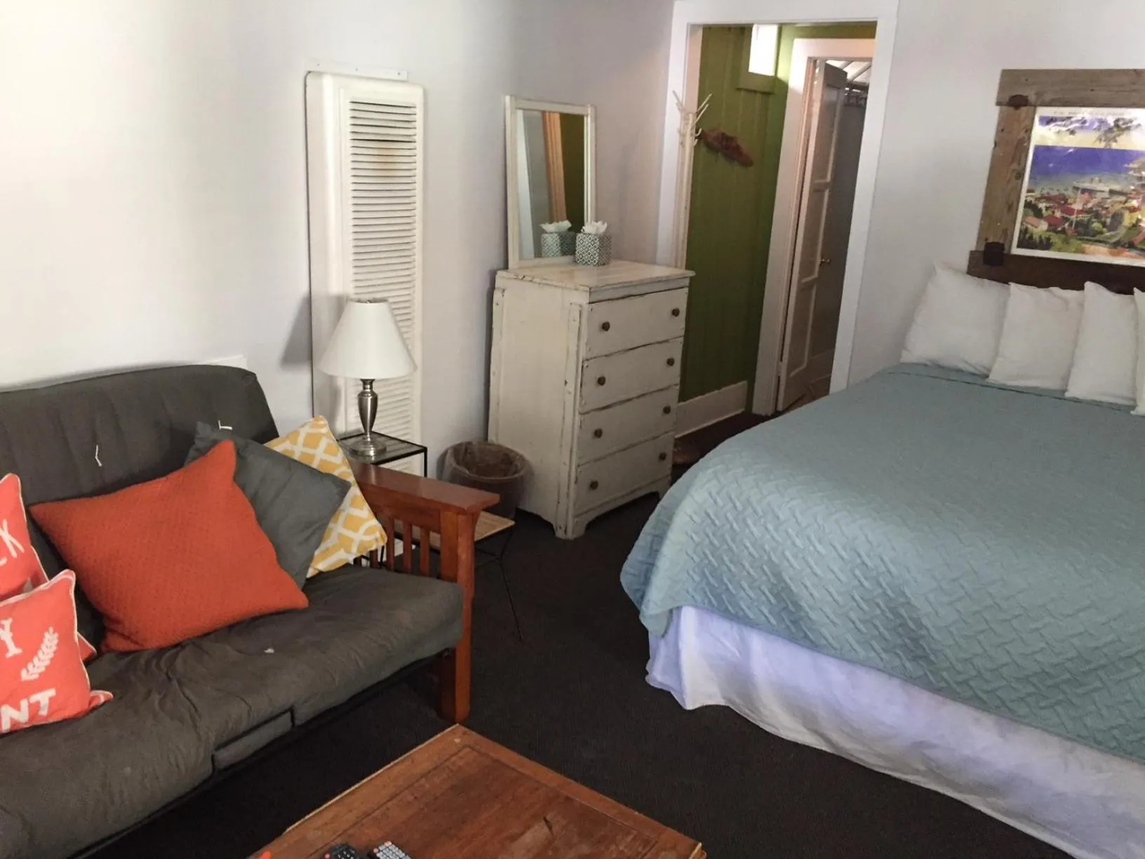 Bed in Catalina Island Seacrest Inn