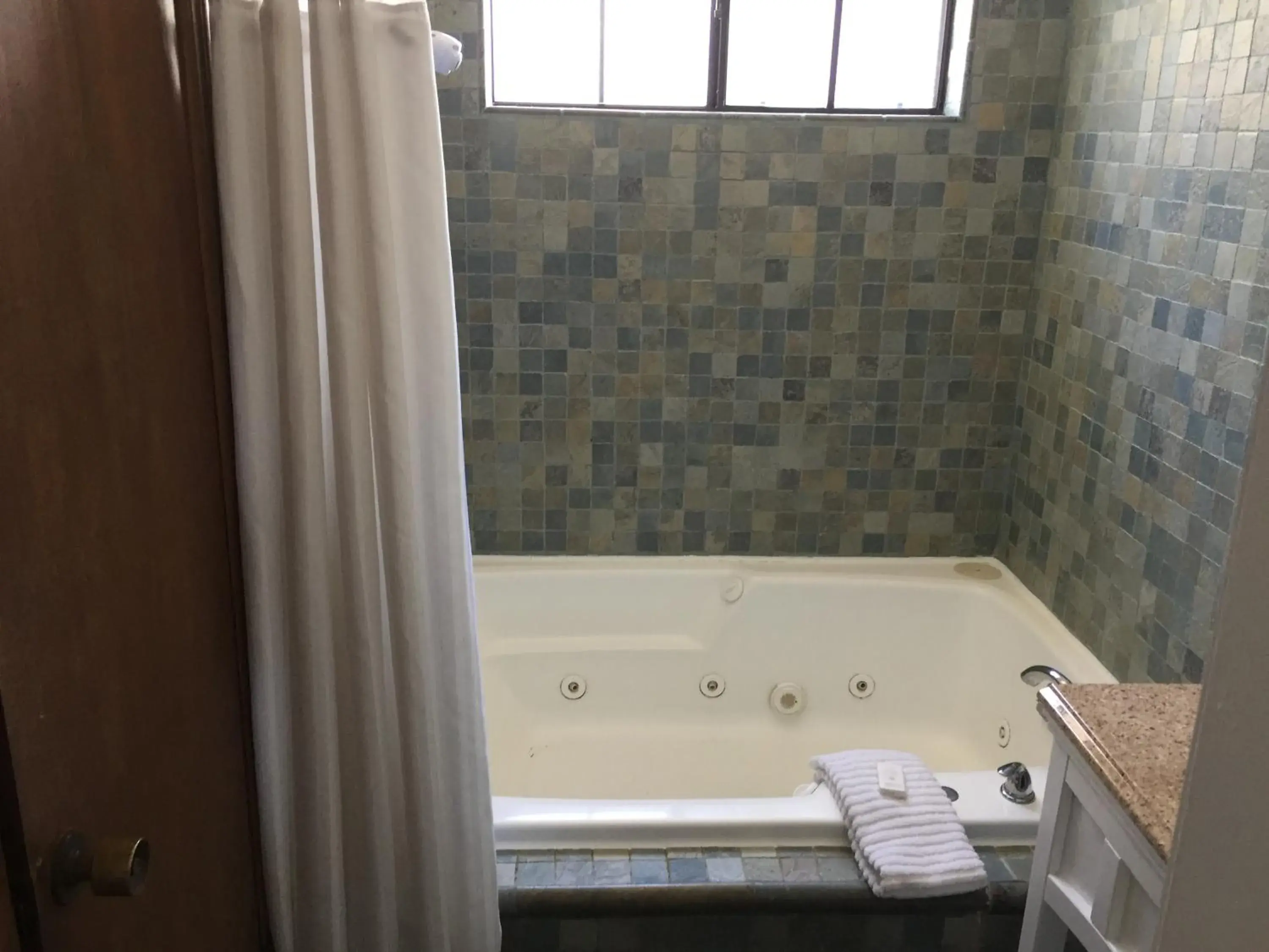 Garden Room - 1 King in Catalina Island Seacrest Inn Garden Room - 1 King in Catalina Island Seacrest Inn