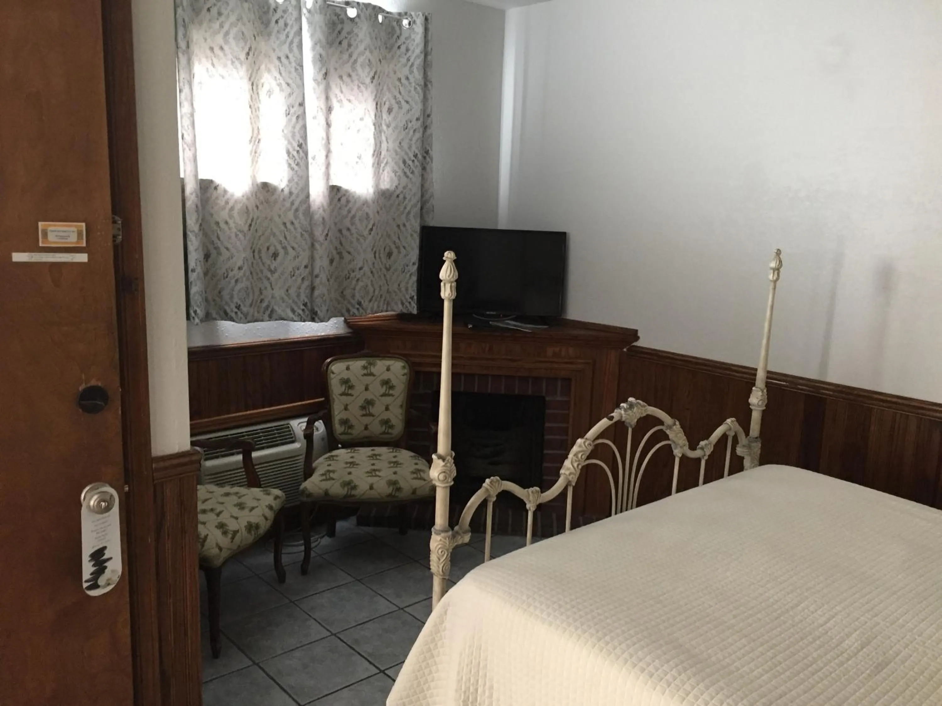 Bed in Catalina Island Seacrest Inn