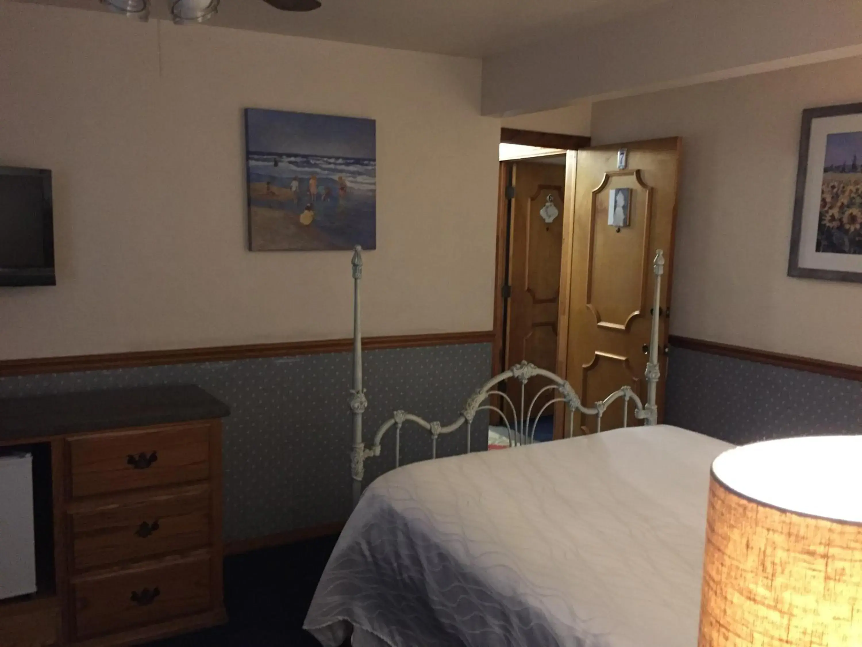 Retreat Room - 1 Queen in Catalina Island Seacrest Inn Retreat Room - 1 Queen in Catalina Island Seacrest Inn