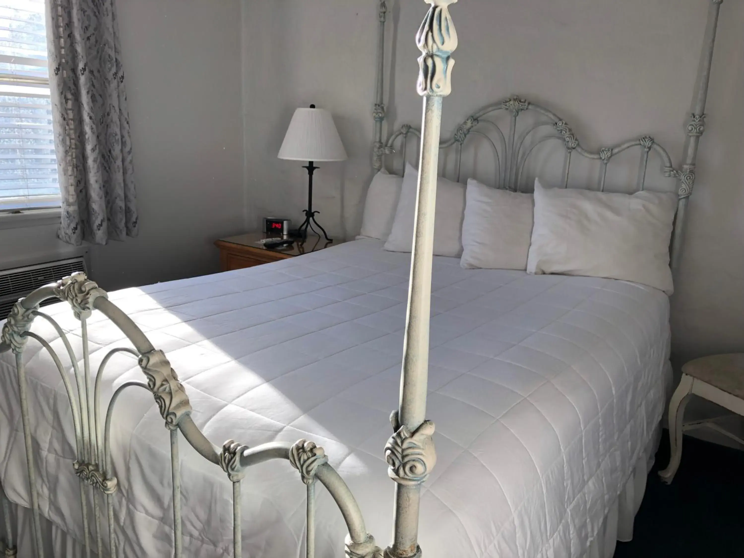 Bedroom, Bed in Catalina Island Seacrest Inn Bedroom, Bed in Catalina Island Seacrest Inn