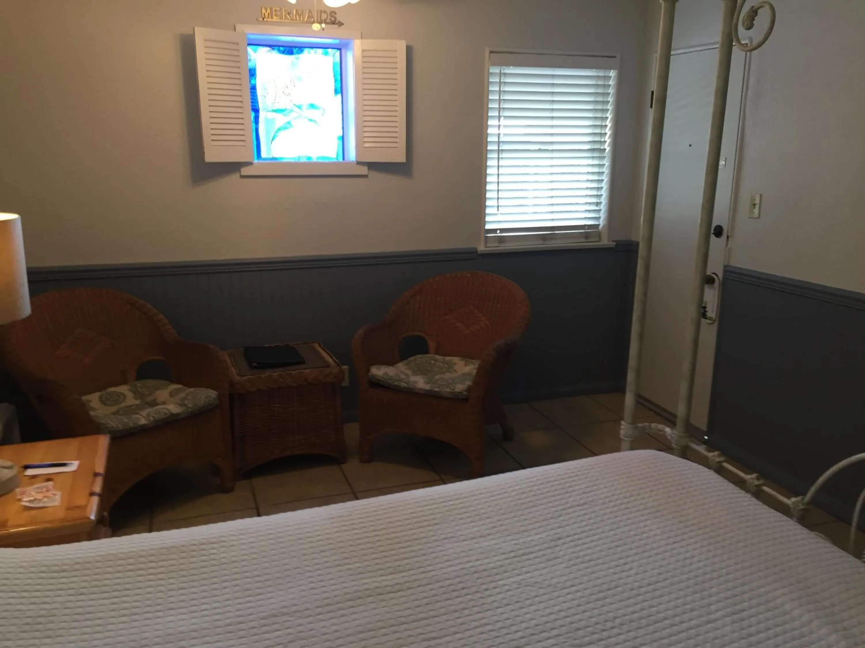 Seating area, Bed in Catalina Island Seacrest Inn