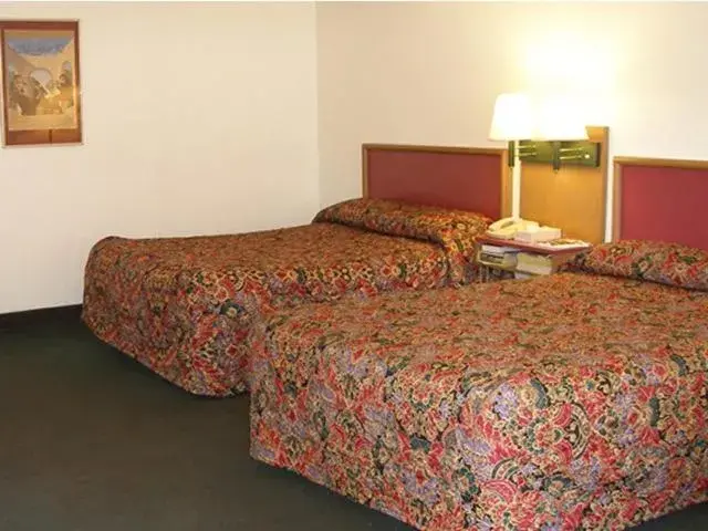 Bed in Knights Inn Center Valley Bed in Knights Inn Center Valley