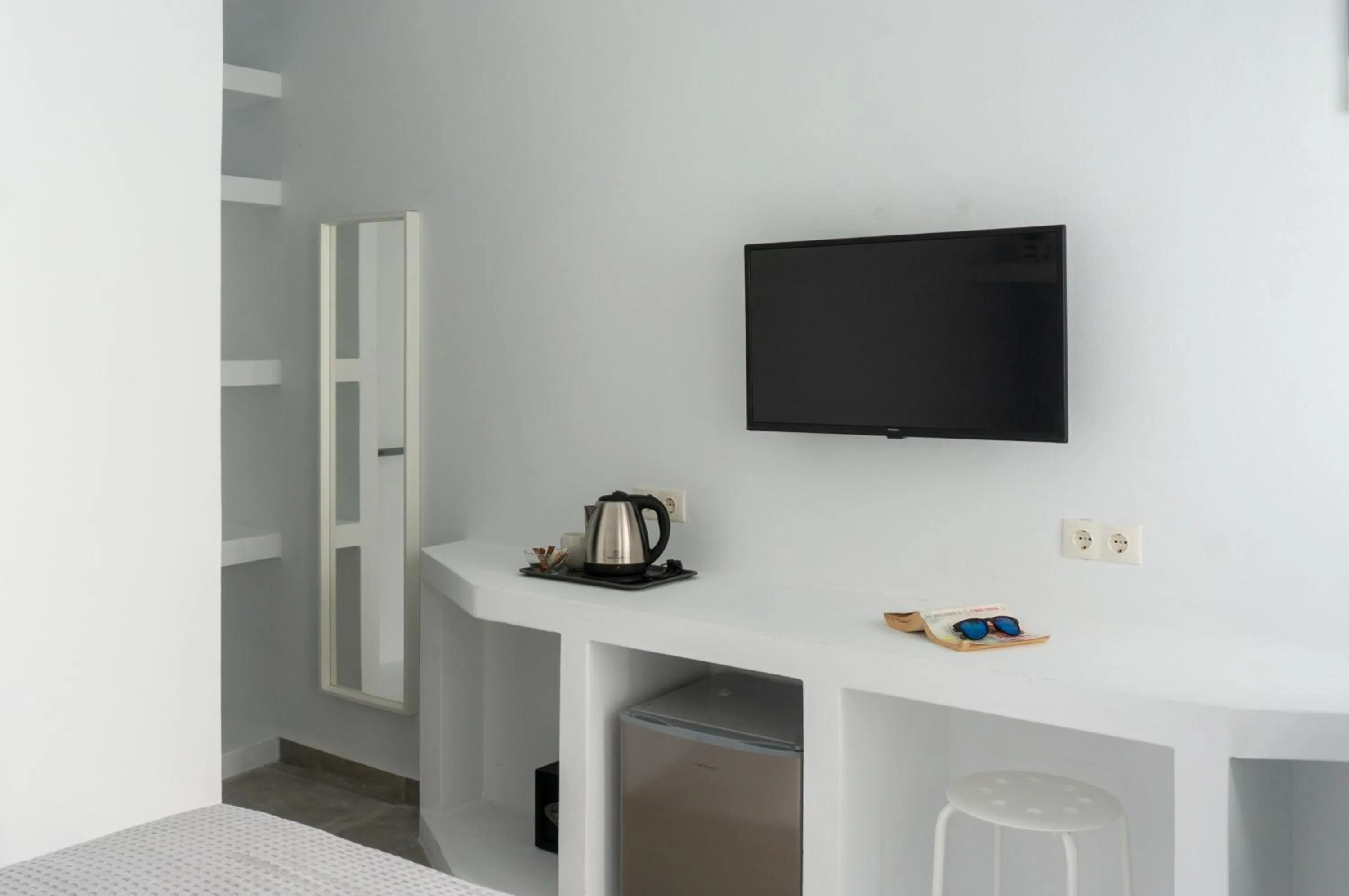 TV and multimedia in Pelican Paros