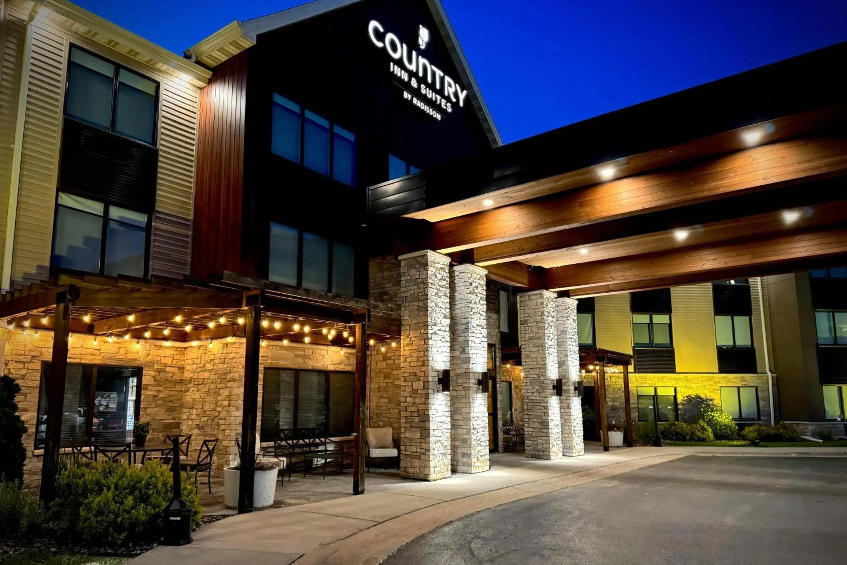 Property building in Country Inn & Suites by Radisson, Appleton Airport - Fox River Mall Area Property building in Country Inn & Suites by Radisson, Appleton Airport - Fox River Mall Area