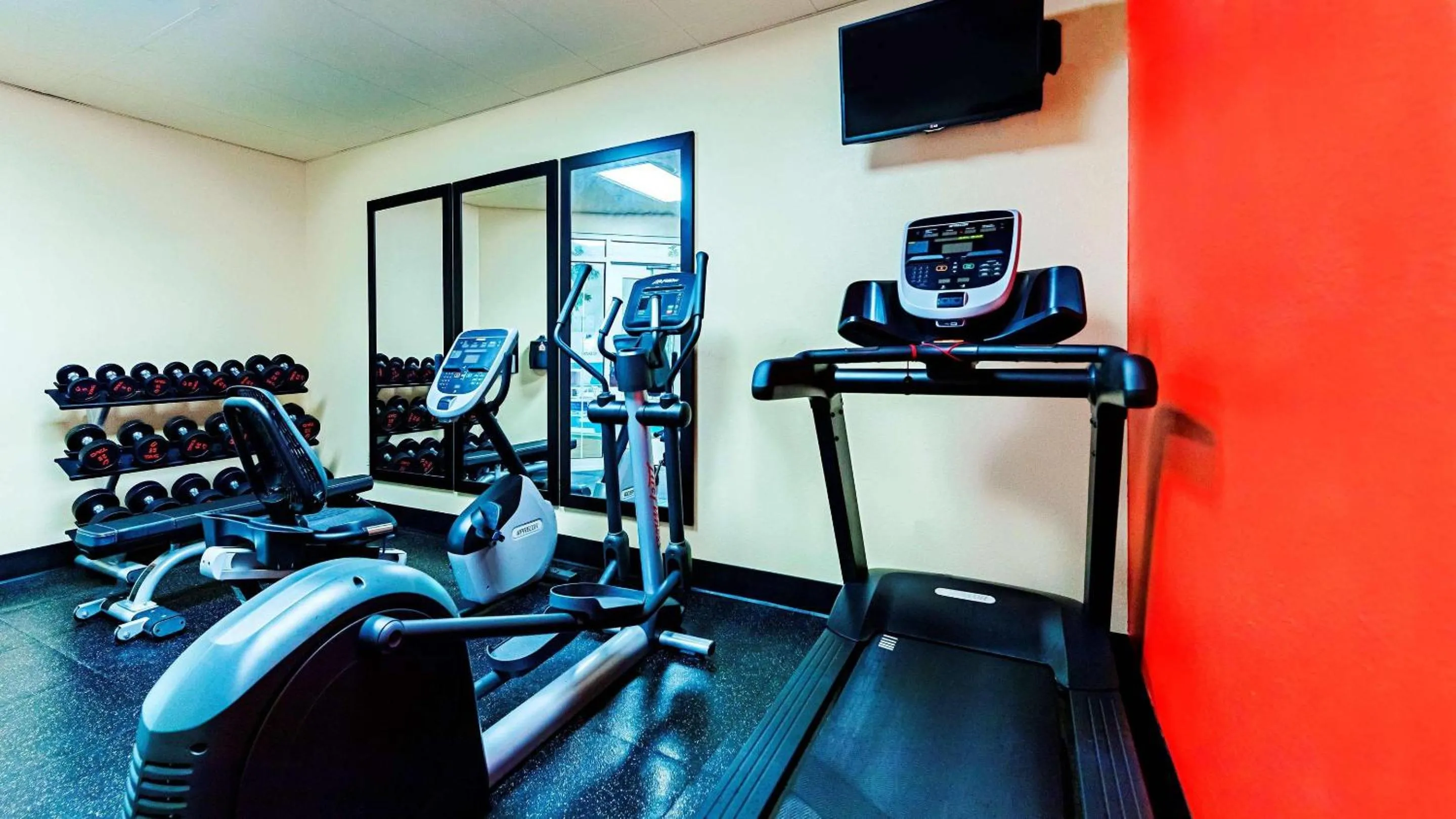 Fitness centre/facilities in Country Inn & Suites by Radisson, Appleton Airport - Fox River Mall Area