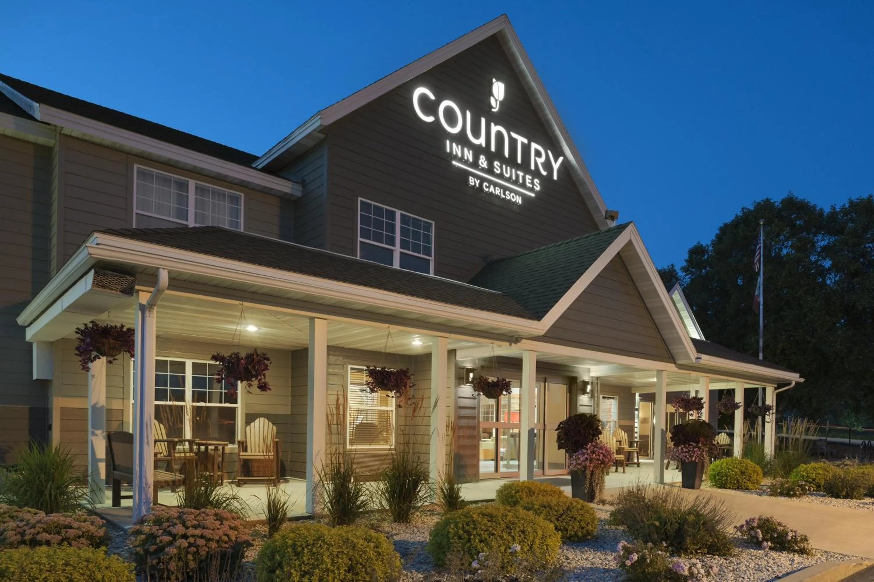Facade/entrance in Country Inn & Suites by Radisson, Decorah, IA