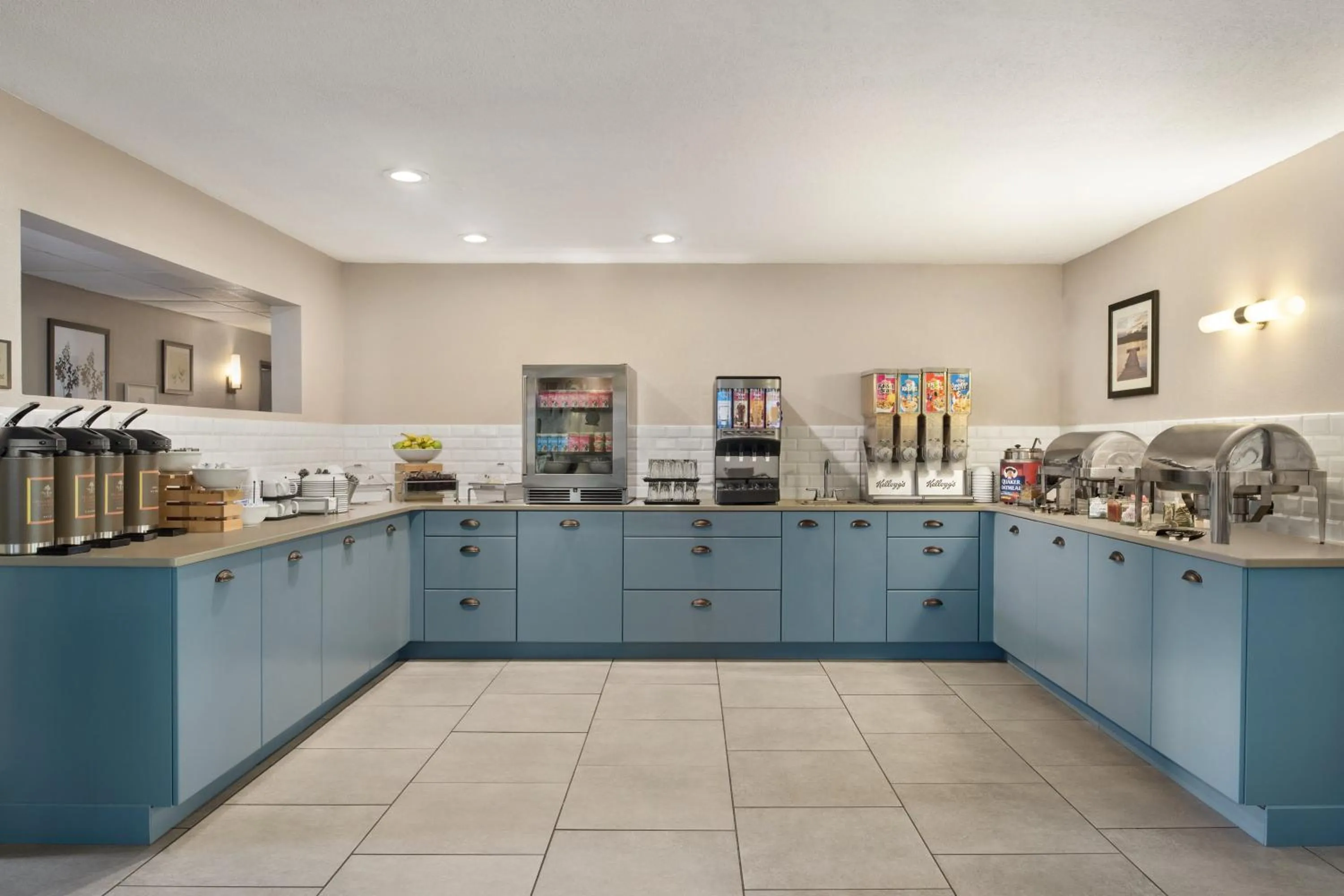 Buffet breakfast in Country Inn & Suites by Radisson, Decorah, IA