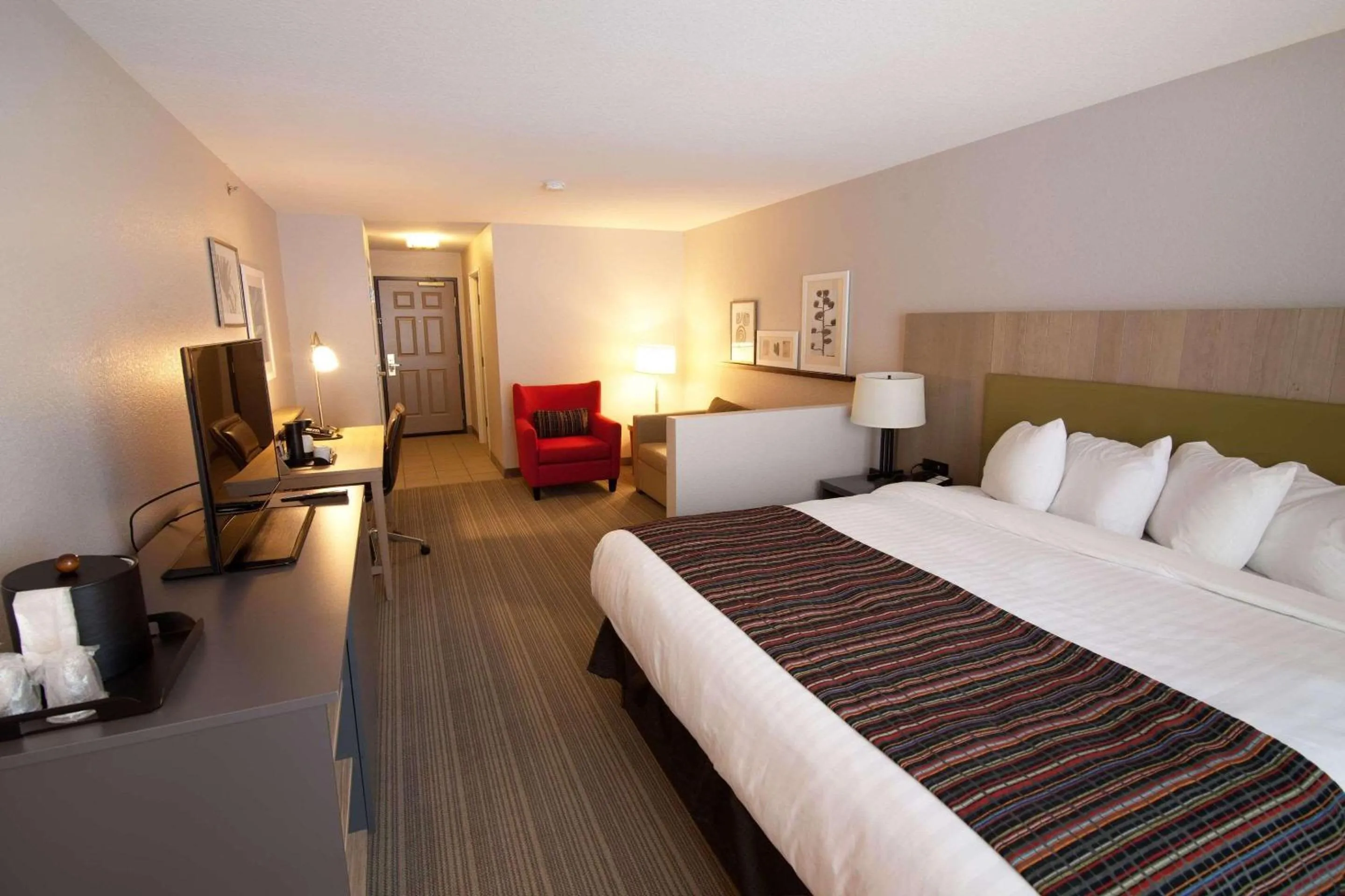 Bedroom, Bed in Country Inn & Suites by Radisson, Decorah, IA