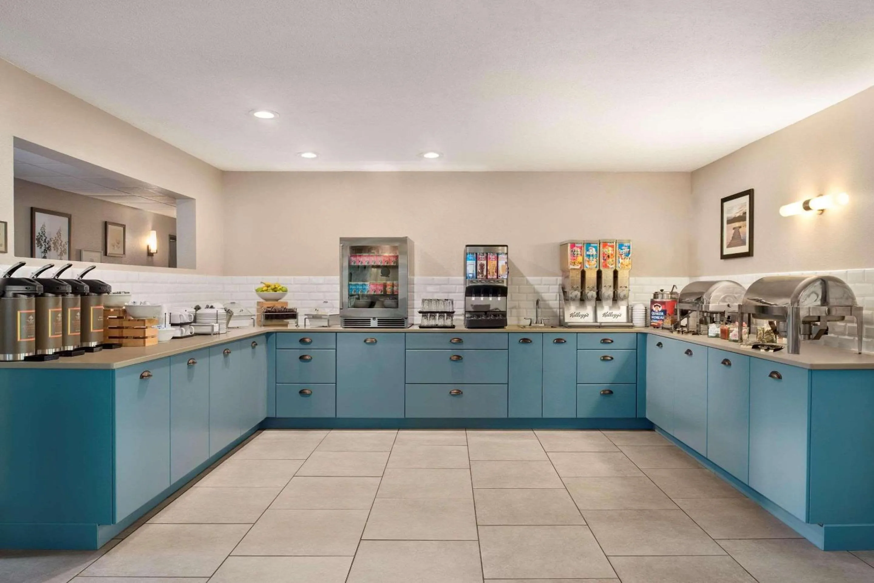 Breakfast in Country Inn & Suites by Radisson, Decorah, IA