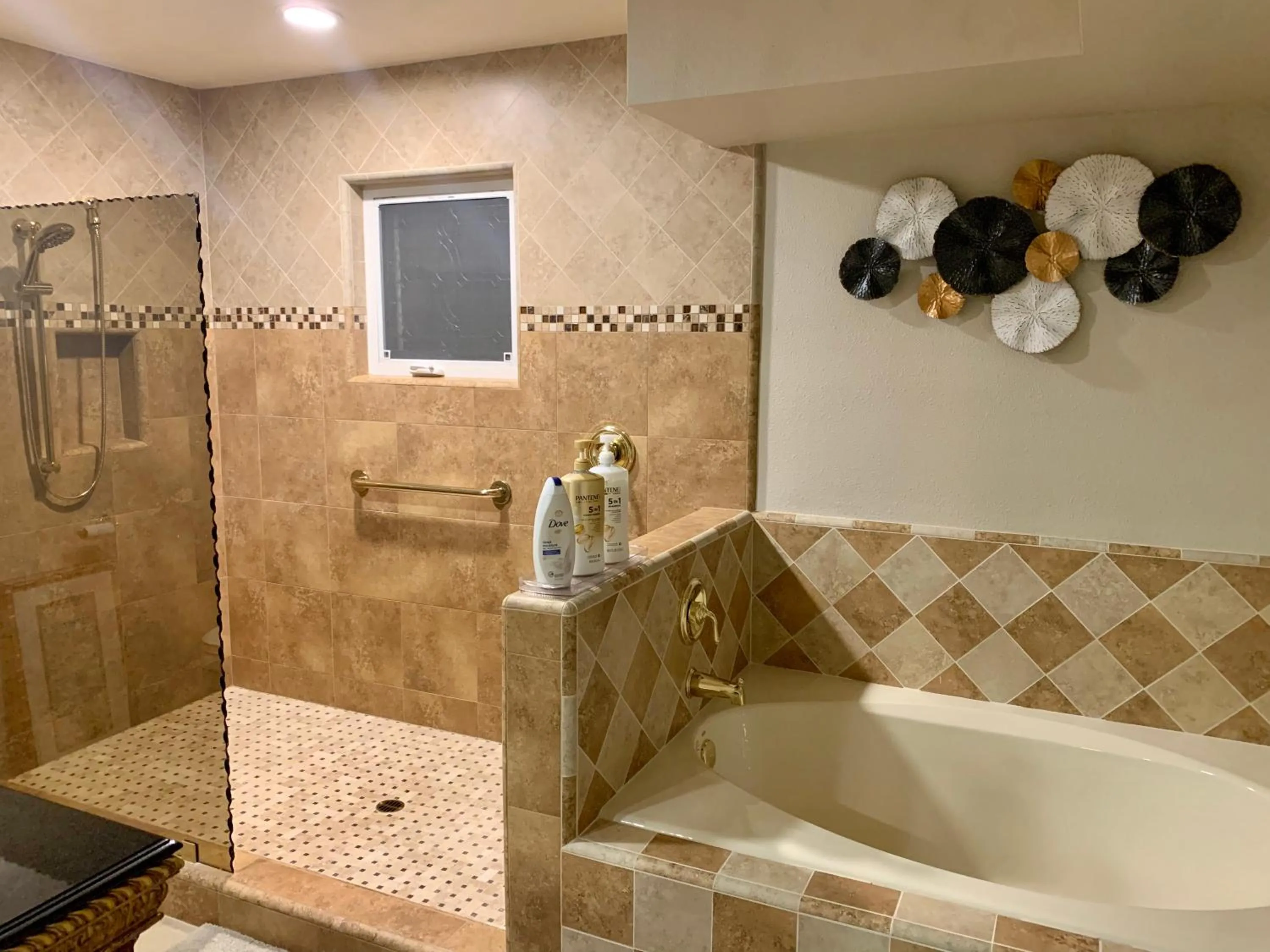 Shower in Villa Alta Vista at Yosemite- Stunning Views and Game Room