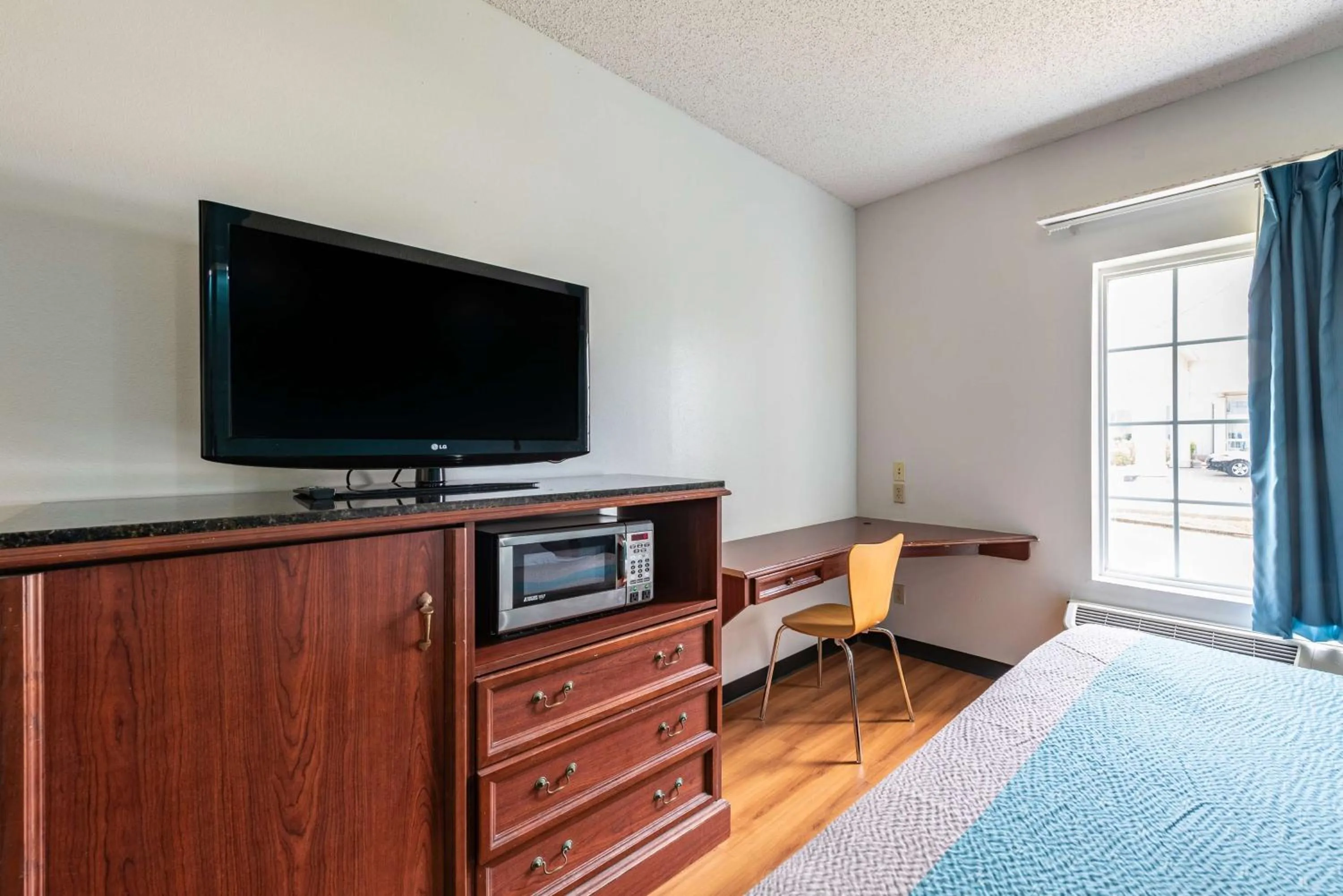 Photo of the whole room, Bed in Motel 6-Shreveport, LA