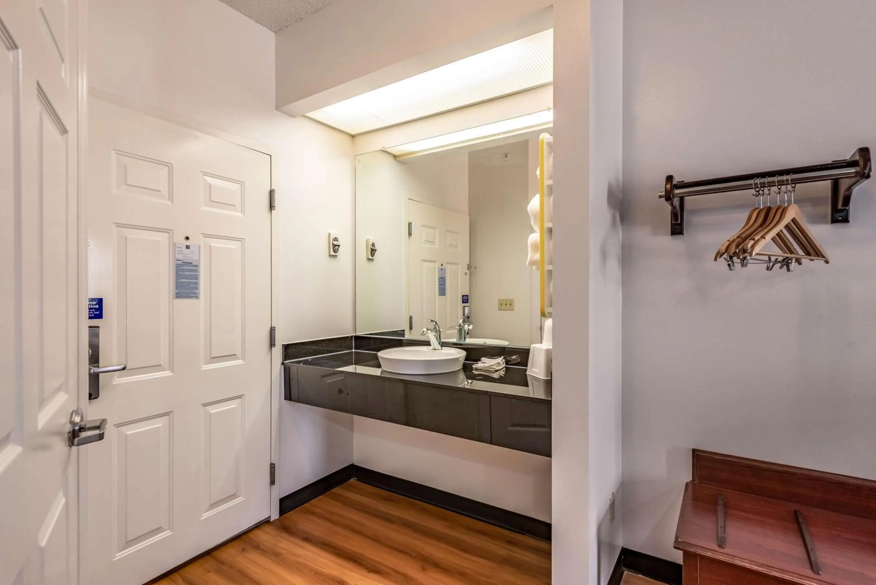 Photo of the whole room in Motel 6-Shreveport, LA