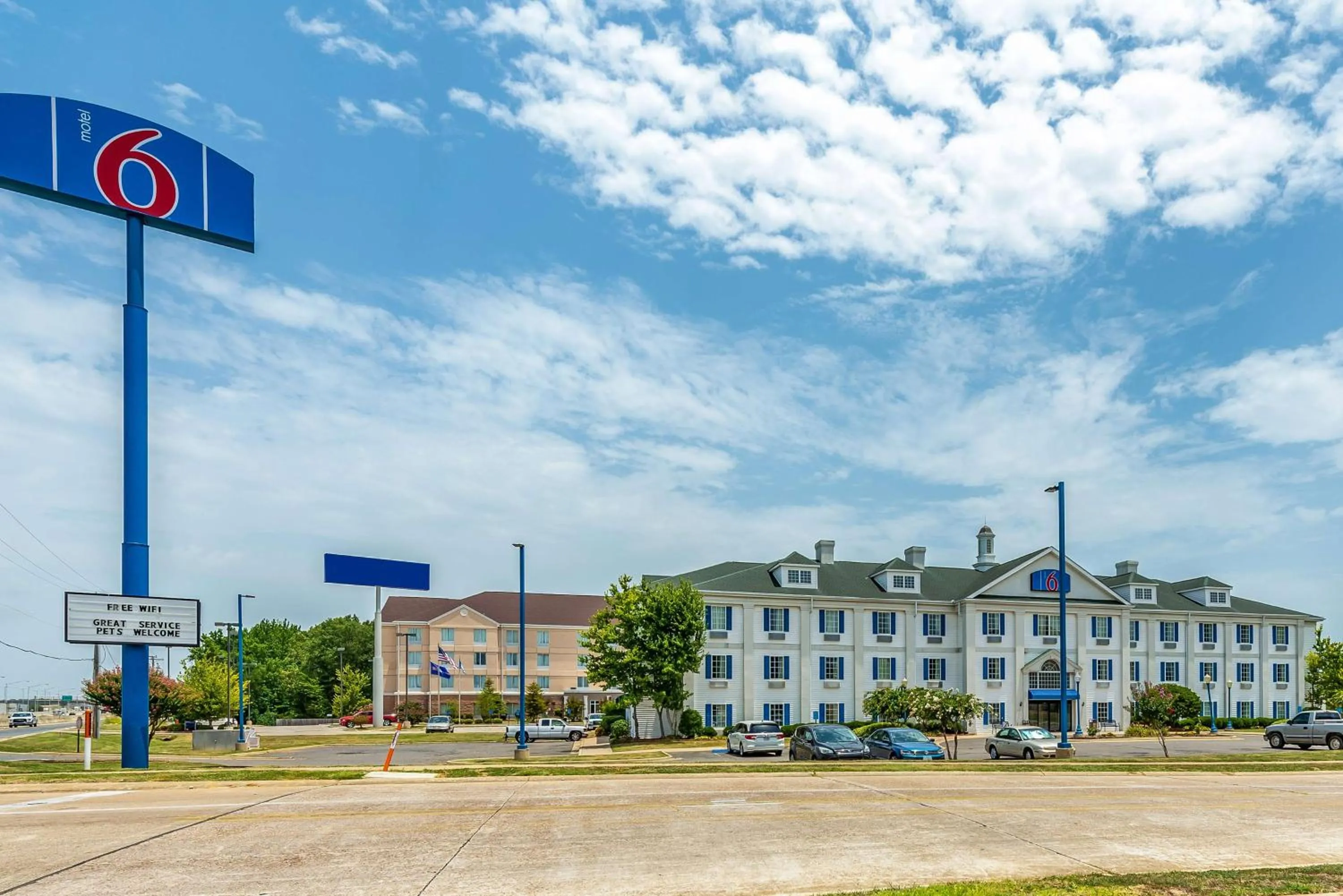 Property building in Motel 6-Shreveport, LA