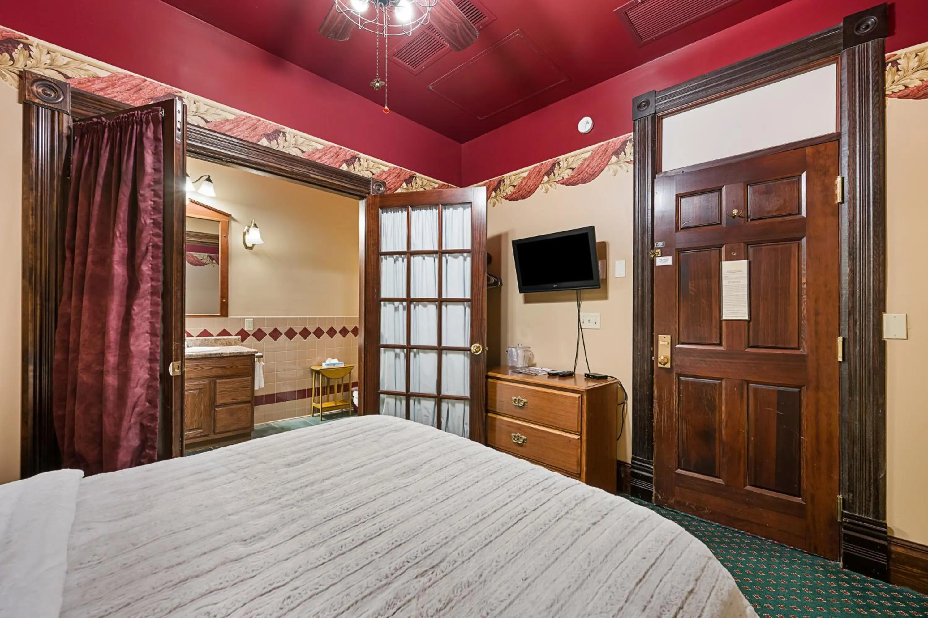 Bed in Historic Iron Horse Inn - Deadwood