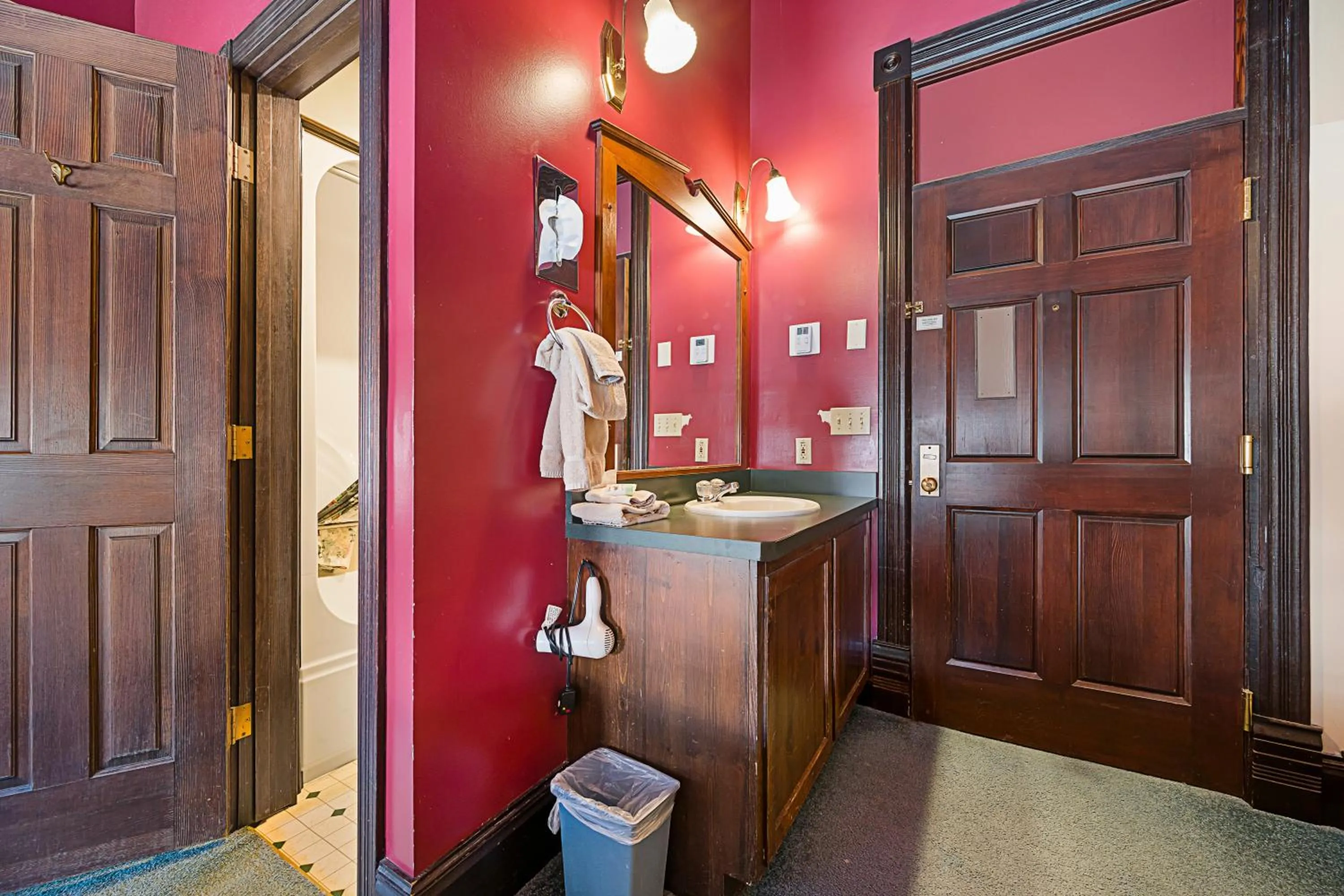 Historic Iron Horse Inn - Deadwood