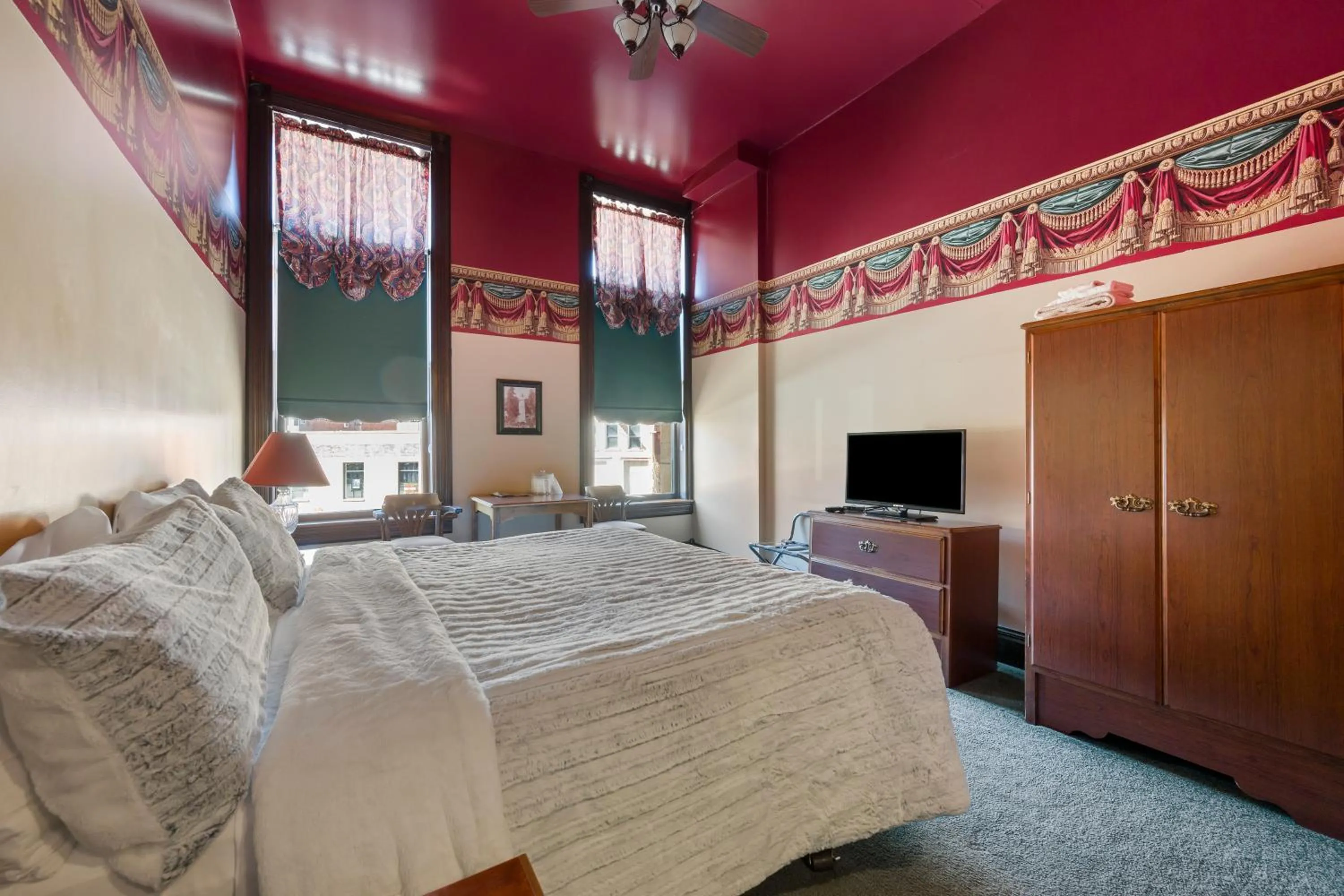Bed in Historic Iron Horse Inn - Deadwood