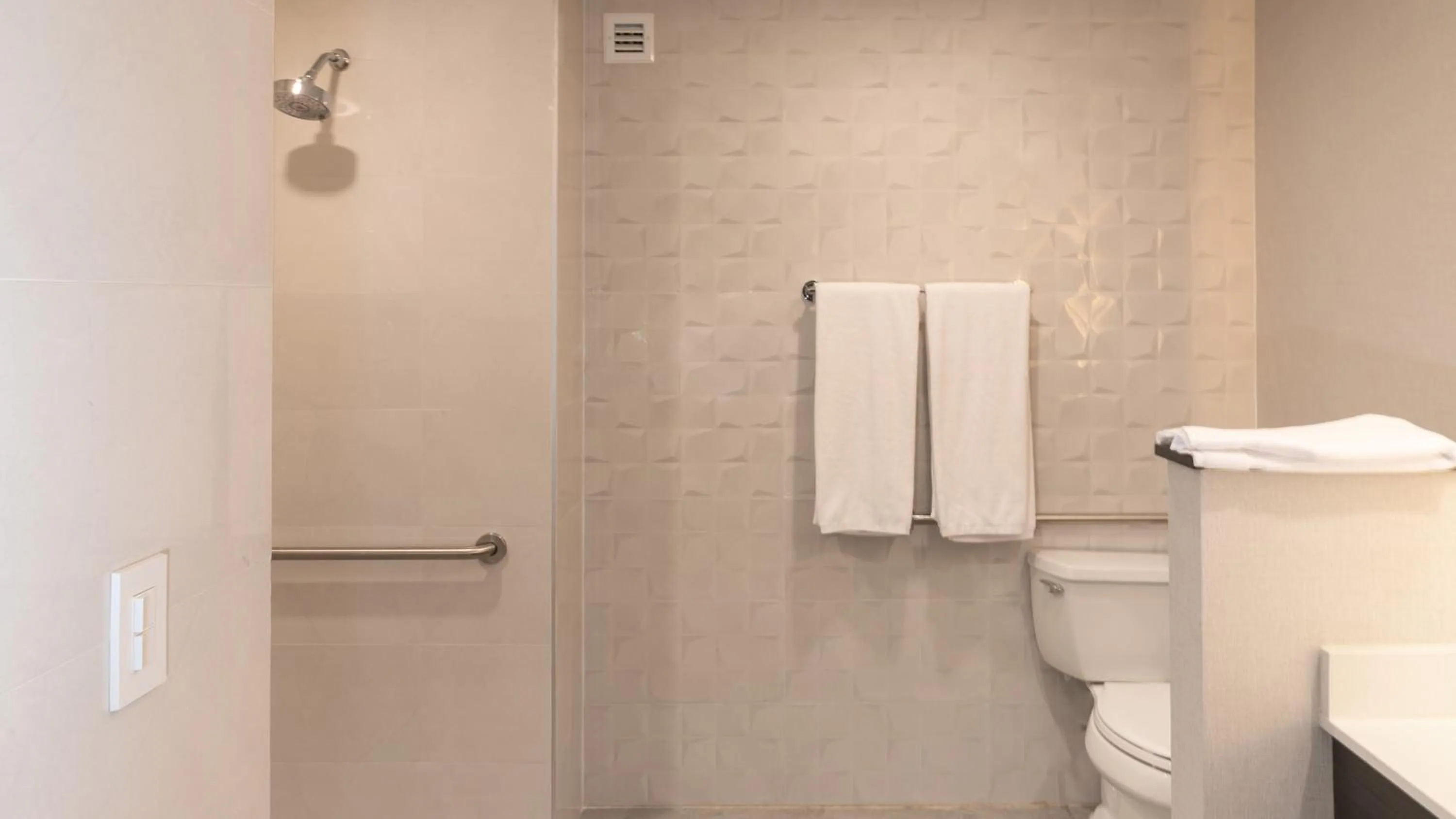 Bathroom in Holiday Inn Express & Suites - Tijuana Otay by IHG