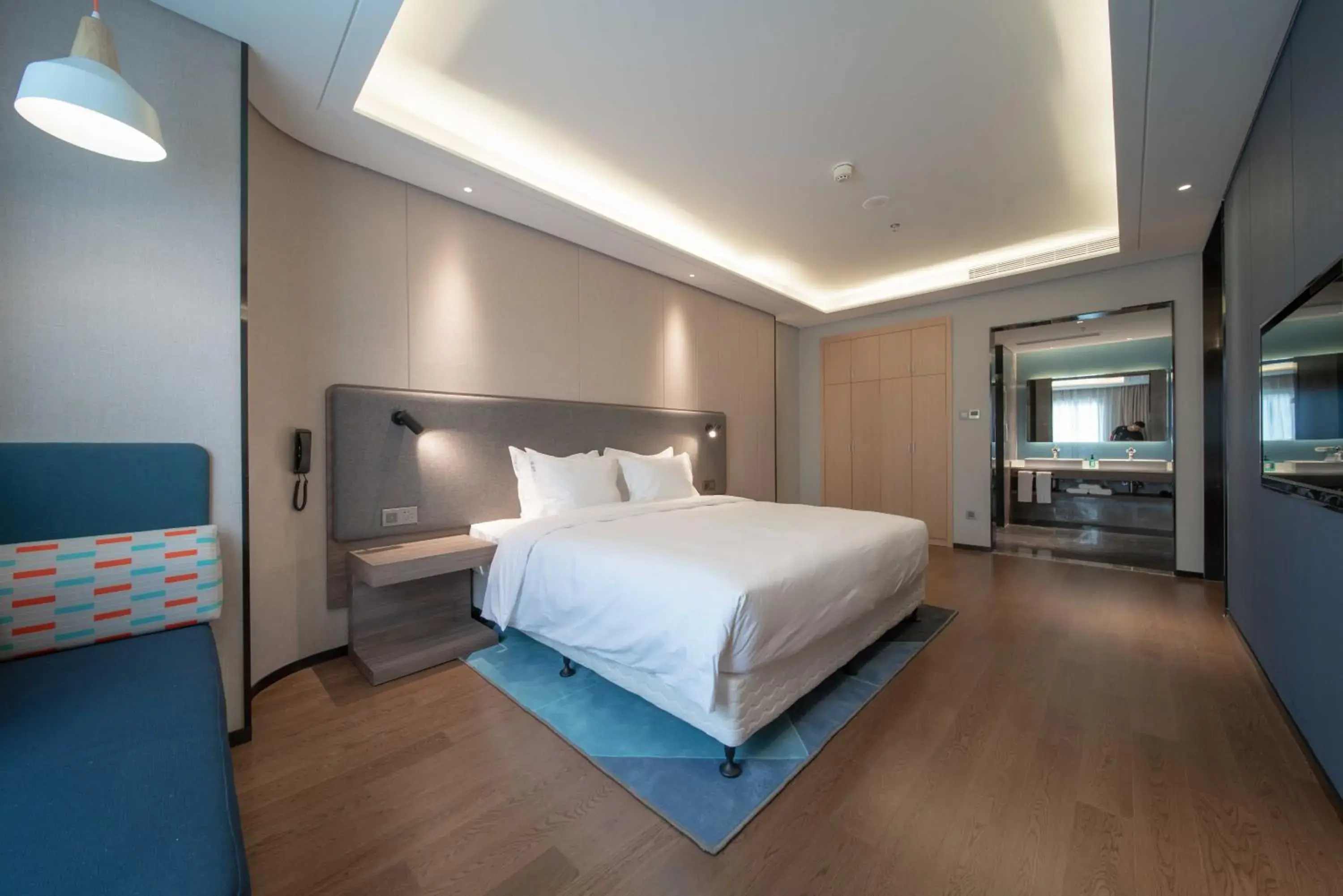 Bed in Holiday Inn Express Yixing by IHG Bed in Holiday Inn Express Yixing by IHG