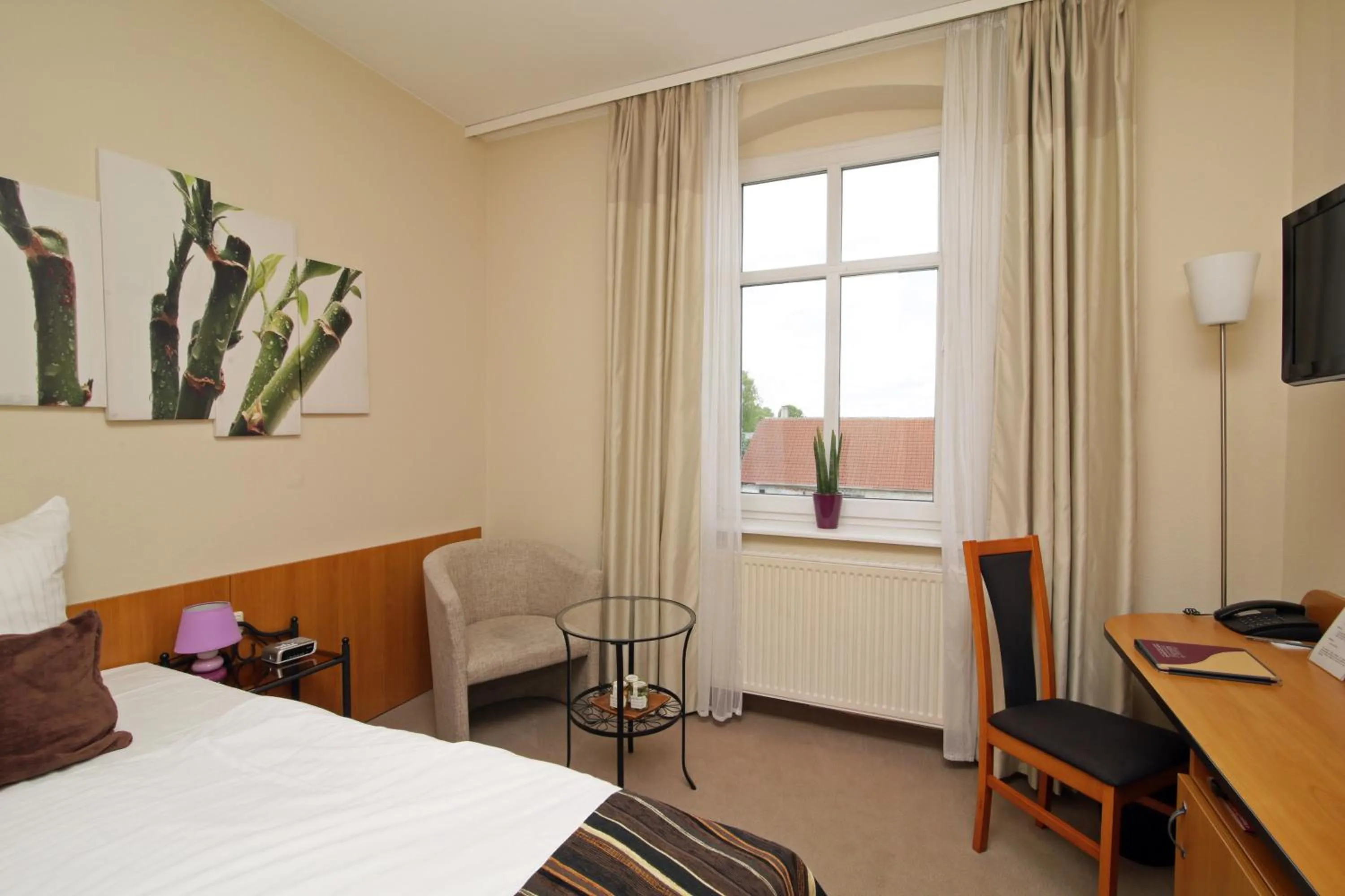 Photo of the whole room, Bed in Gut Hotel Stadt Beelitz