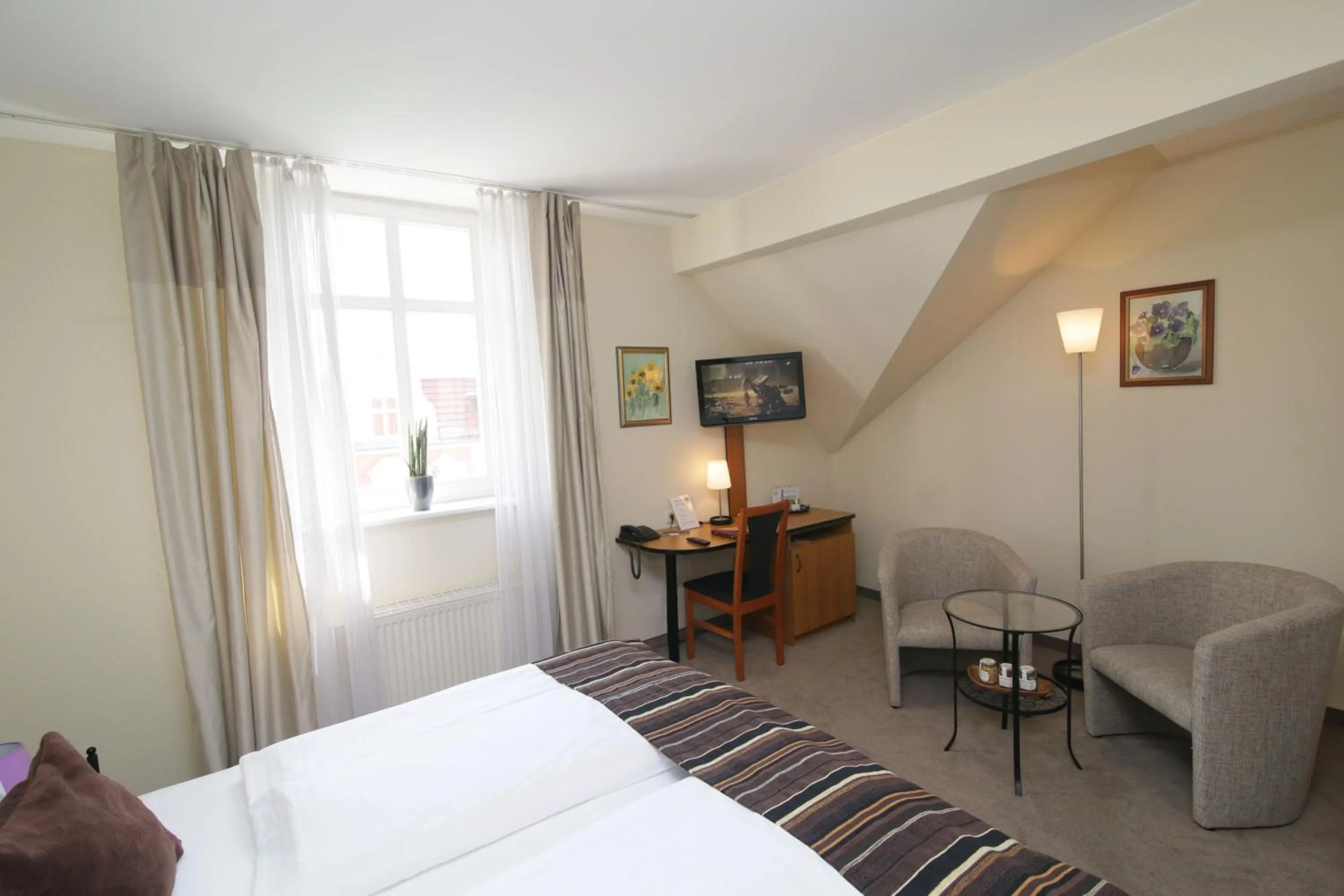 Photo of the whole room, Bed in Gut Hotel Stadt Beelitz