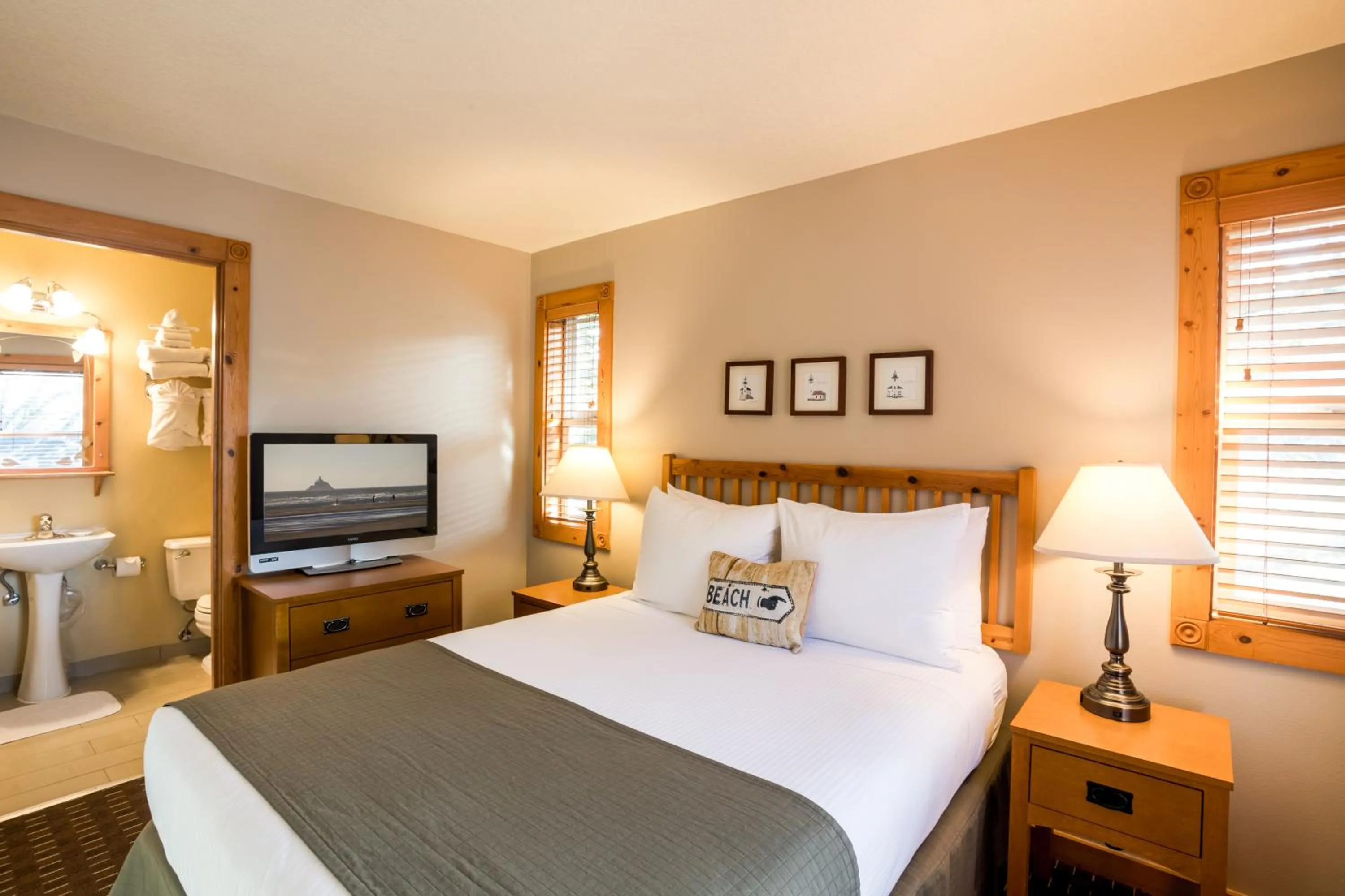 Bathroom, Bed in Lighthouse Inn