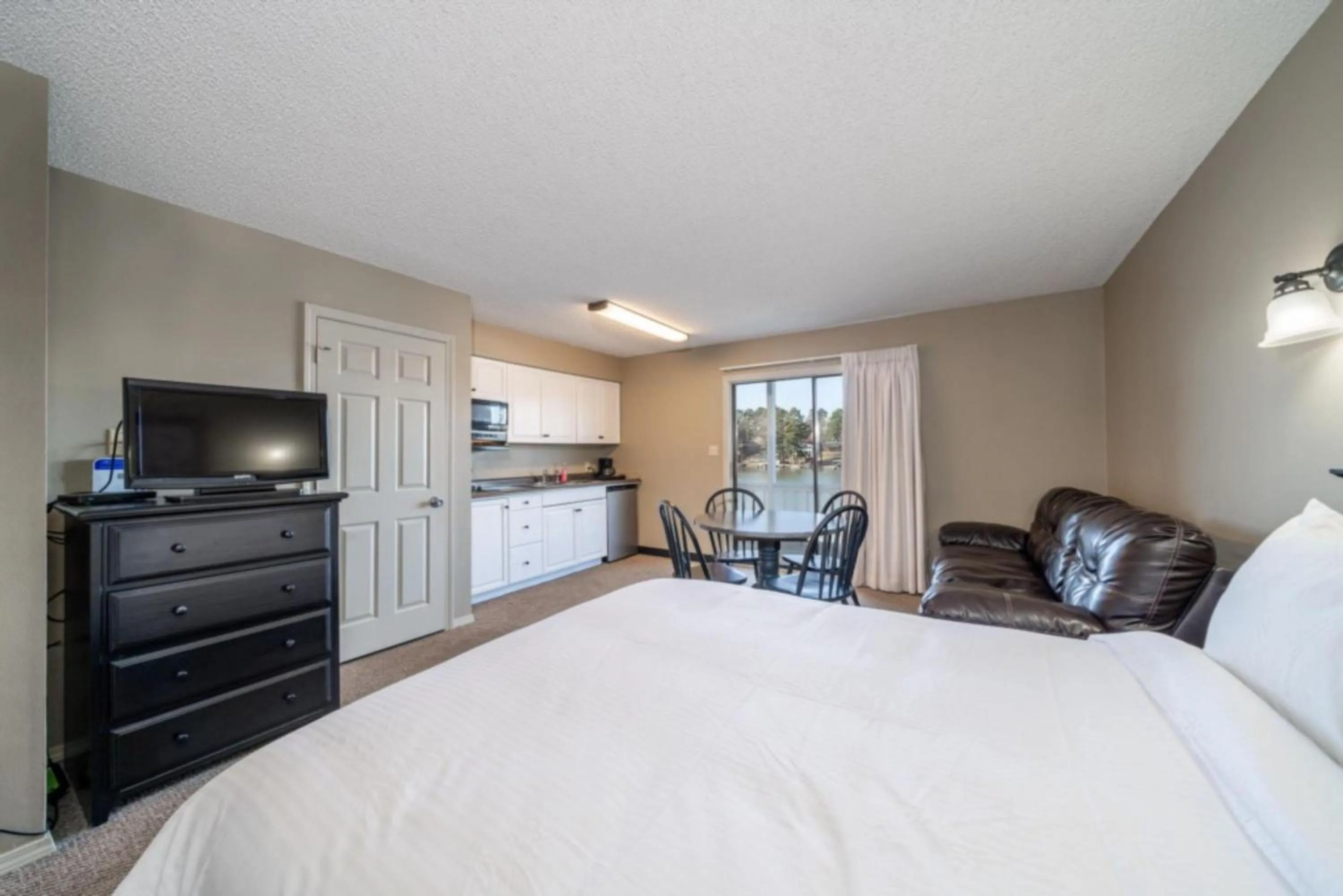 Living room, Bed in The Hamilton - Lakefront & Studio Suites, Hot Springs