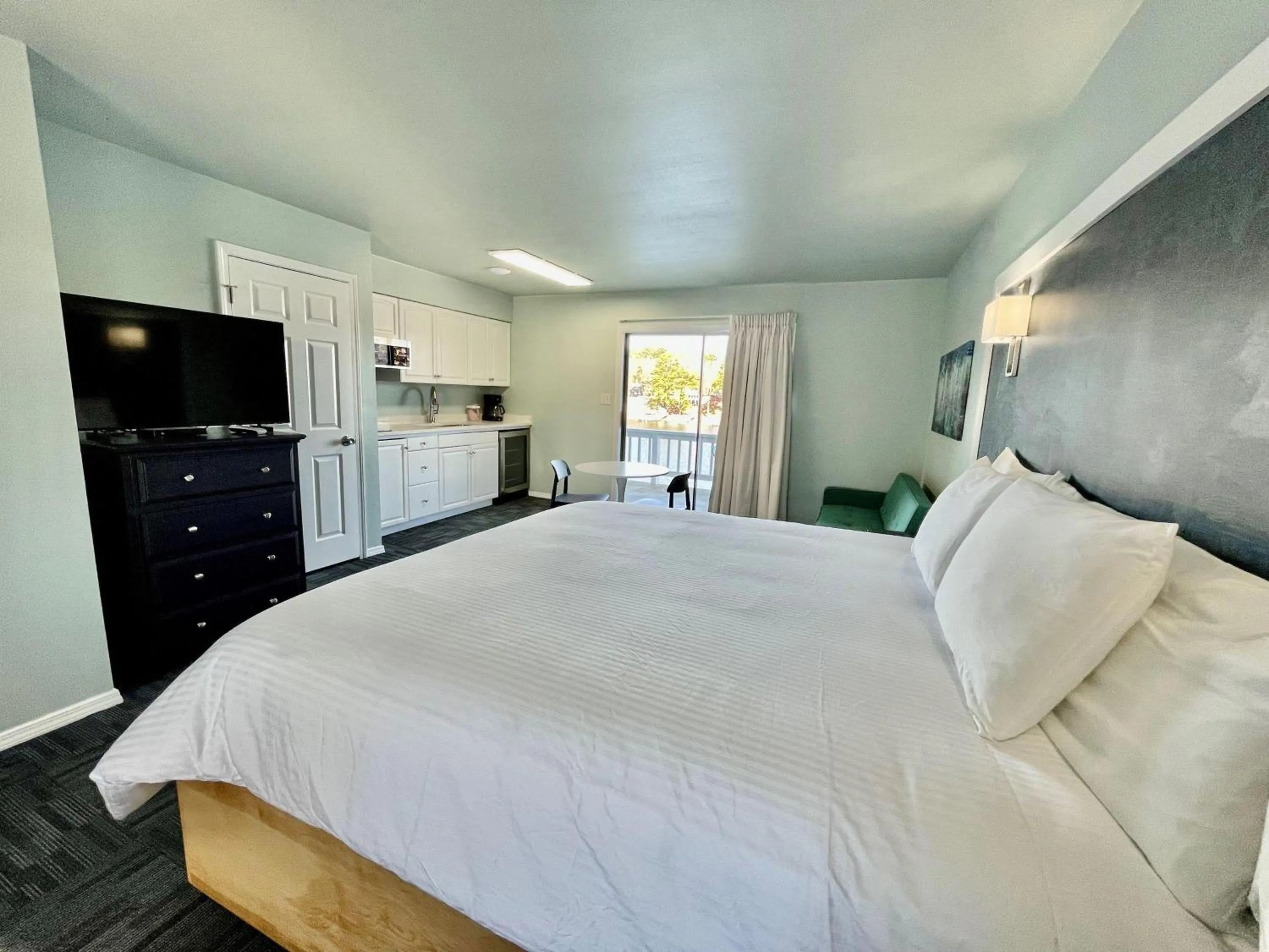 Bedroom, Bed in The Hamilton - Lakefront & Studio Suites, Hot Springs